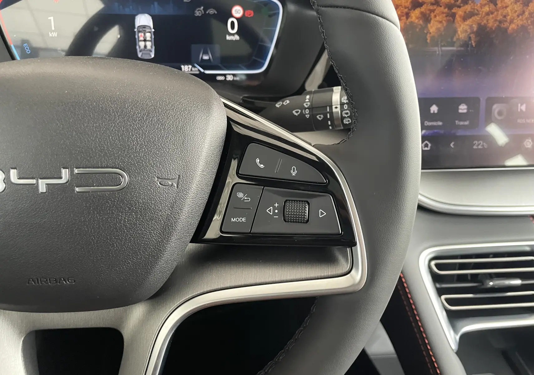 Gros plan sur le volant noir du BYD SEAL U 2026 avec commandes multifonctions et tableau de bord numérique en arrière-plan.