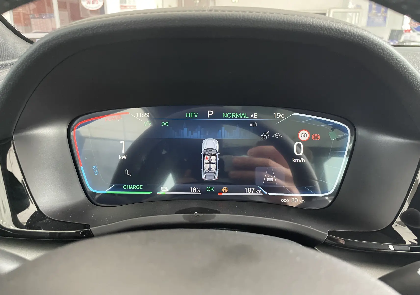 Tableau de bord numérique du BYD SEAL U 2026, affichage multifonction avec indicateurs de charge et vitesse à 0 km/h.