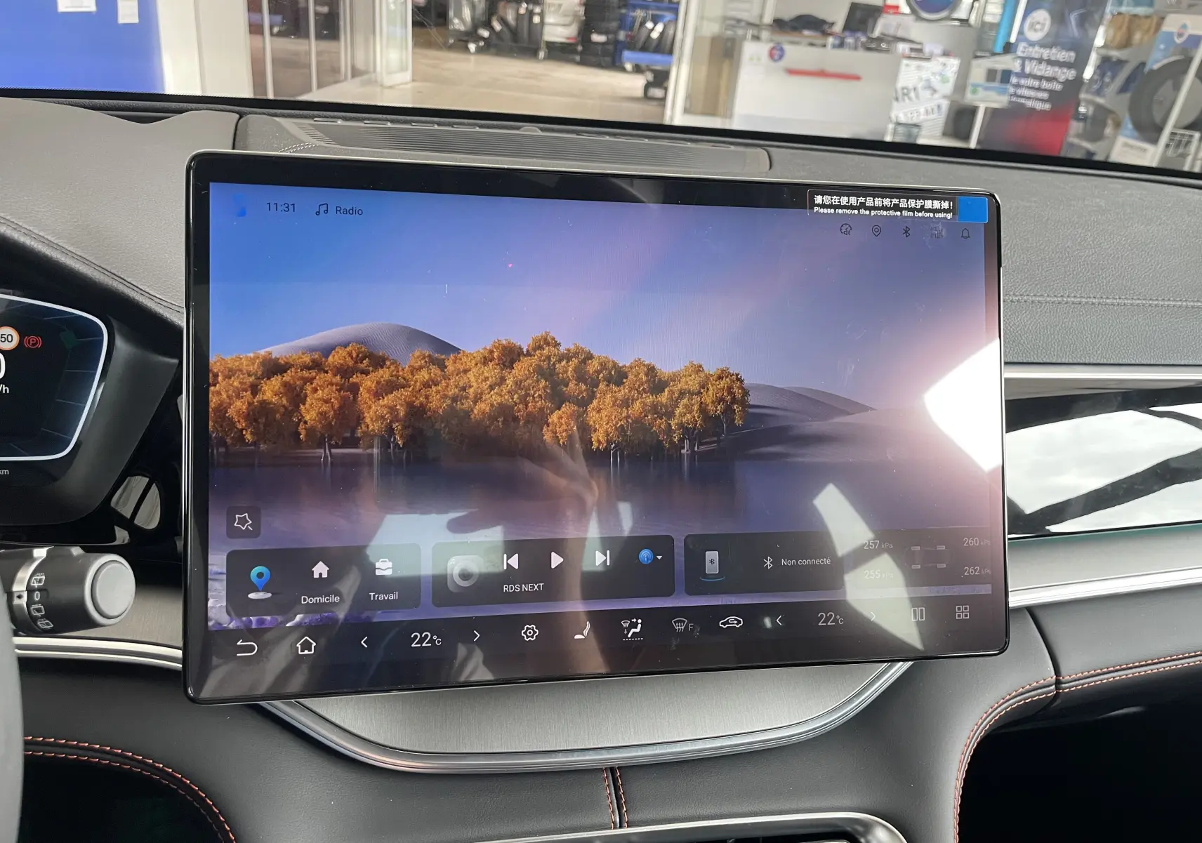 Écran tactile central large du tableau de bord du BYD SEAL U 2026, avec finition intérieure noire et surpiqûres rouges.