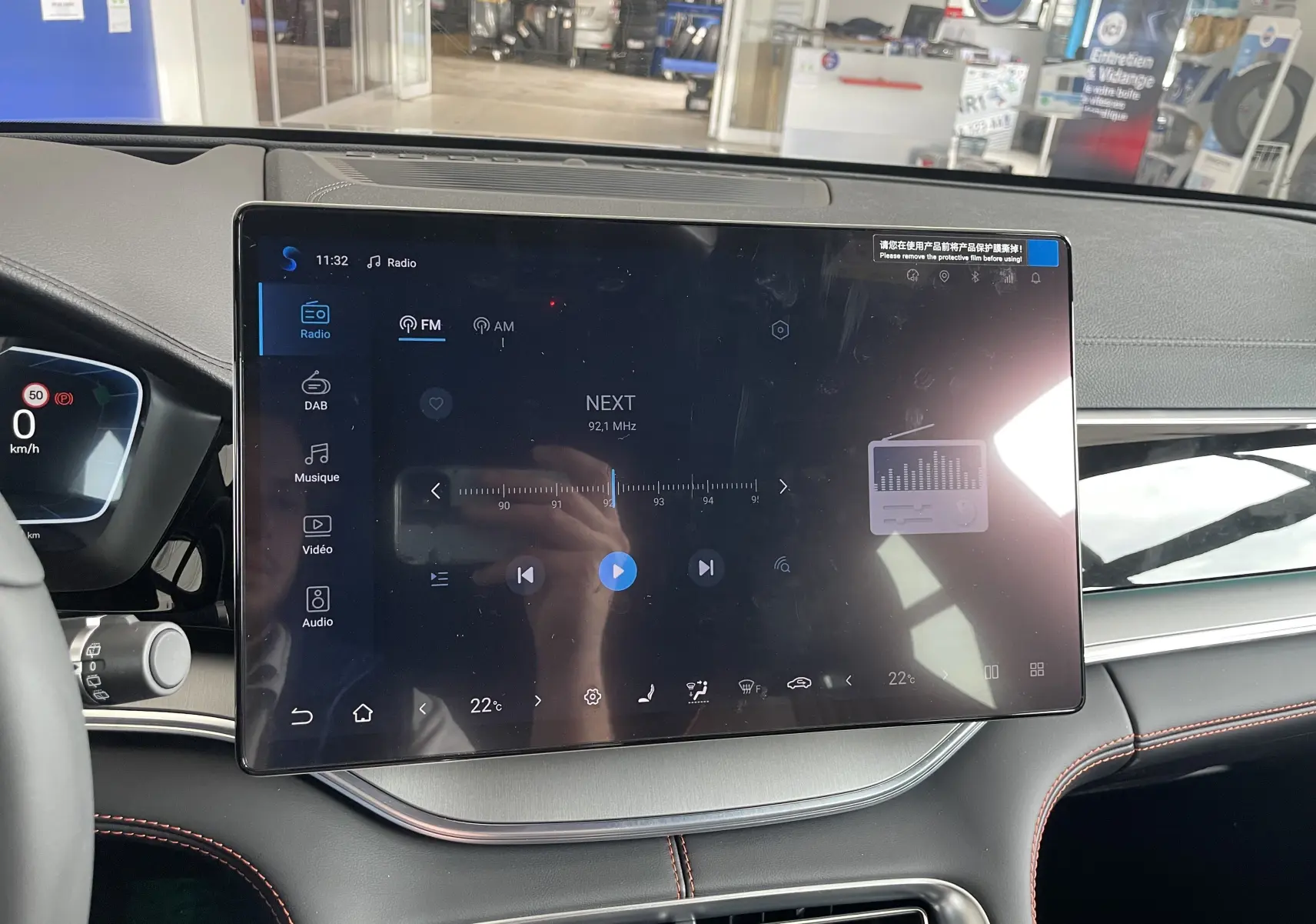 Écran tactile central 15,6'' du tableau de bord du BYD SEAL U 2026, avec interface radio et commandes climatiques visibles.