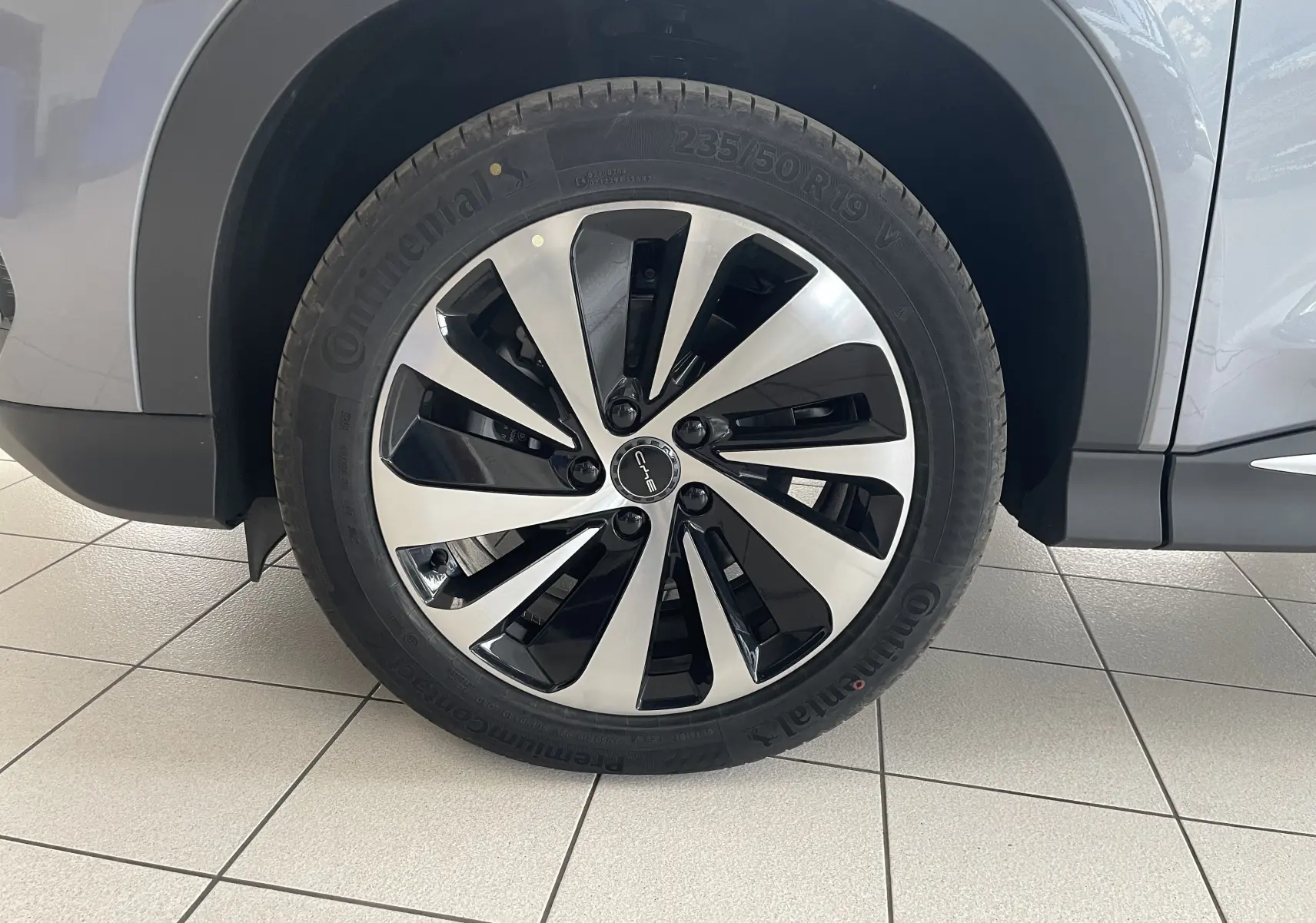 Gros plan sur la jante bicolore 19 pouces du côté gauche du BYD SEAL U TIME GREY, avec pneu Continental.