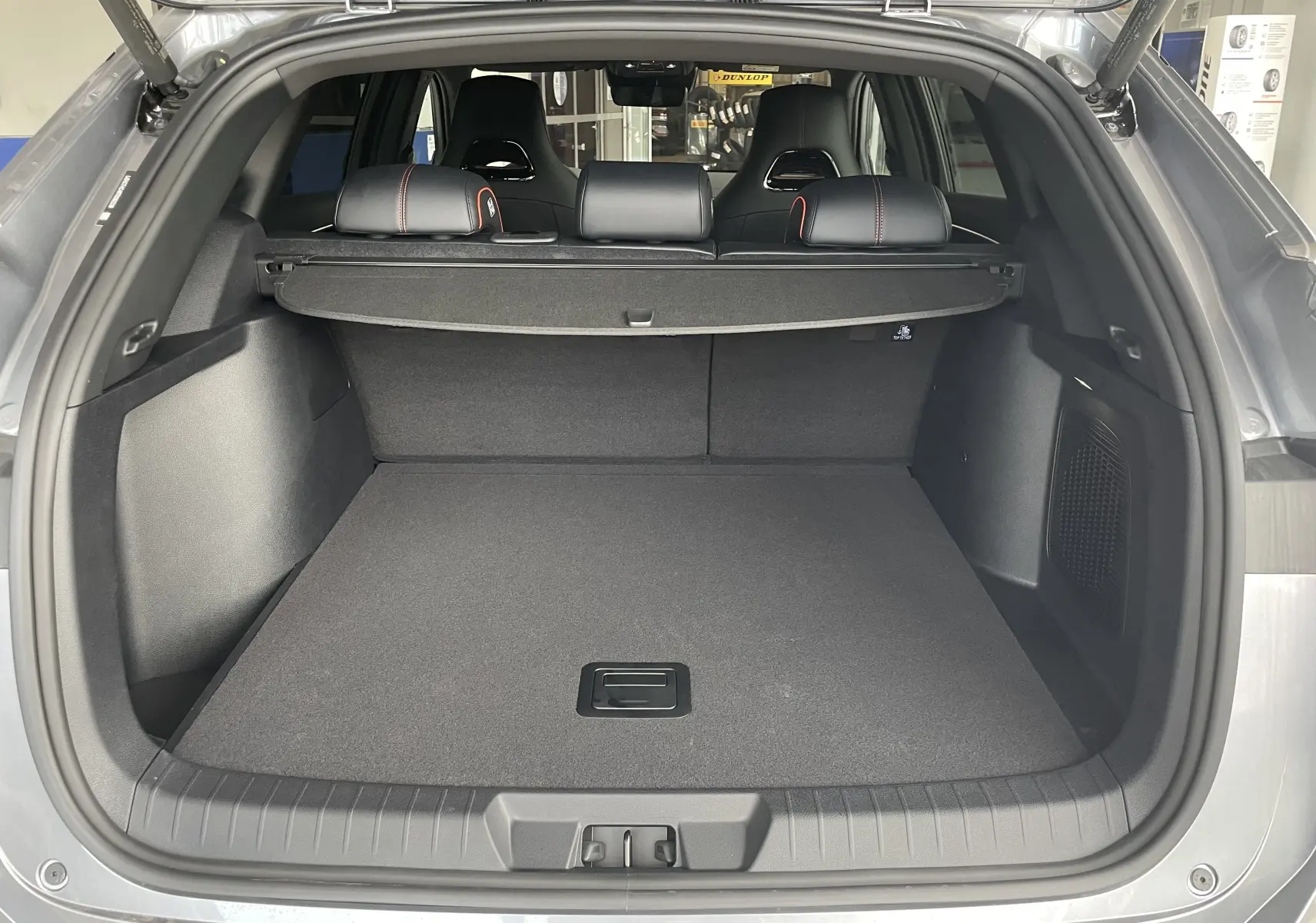 Coffre ouvert vu de l'arrière du BYD SEAL U TIME GREY, montrant un espace de chargement propre et banquette arrière avec appuie-têtes noirs.