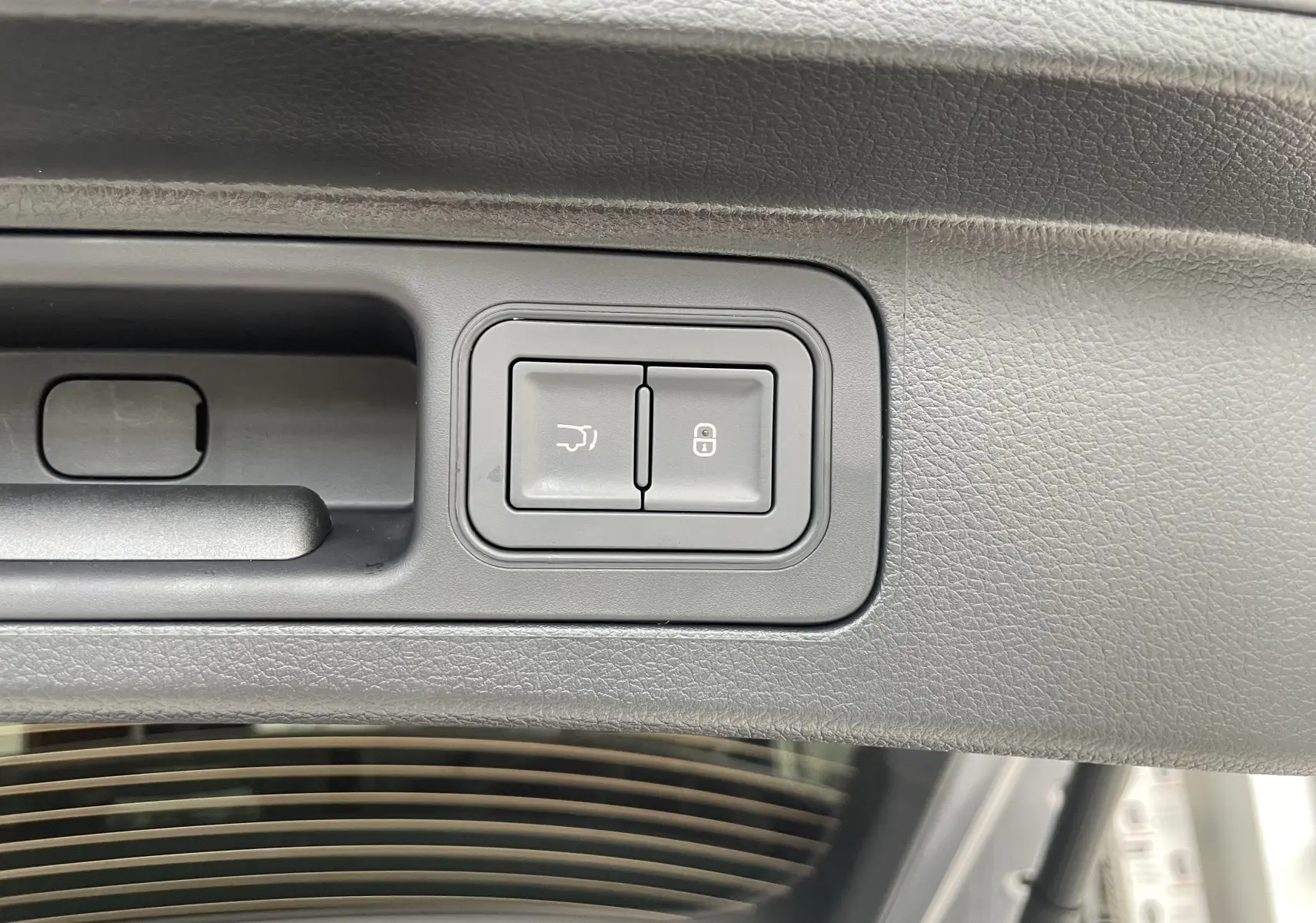 Gros plan sur les boutons d'ouverture et de verrouillage électrique du hayon du BYD SEAL U gris TIME GREY.