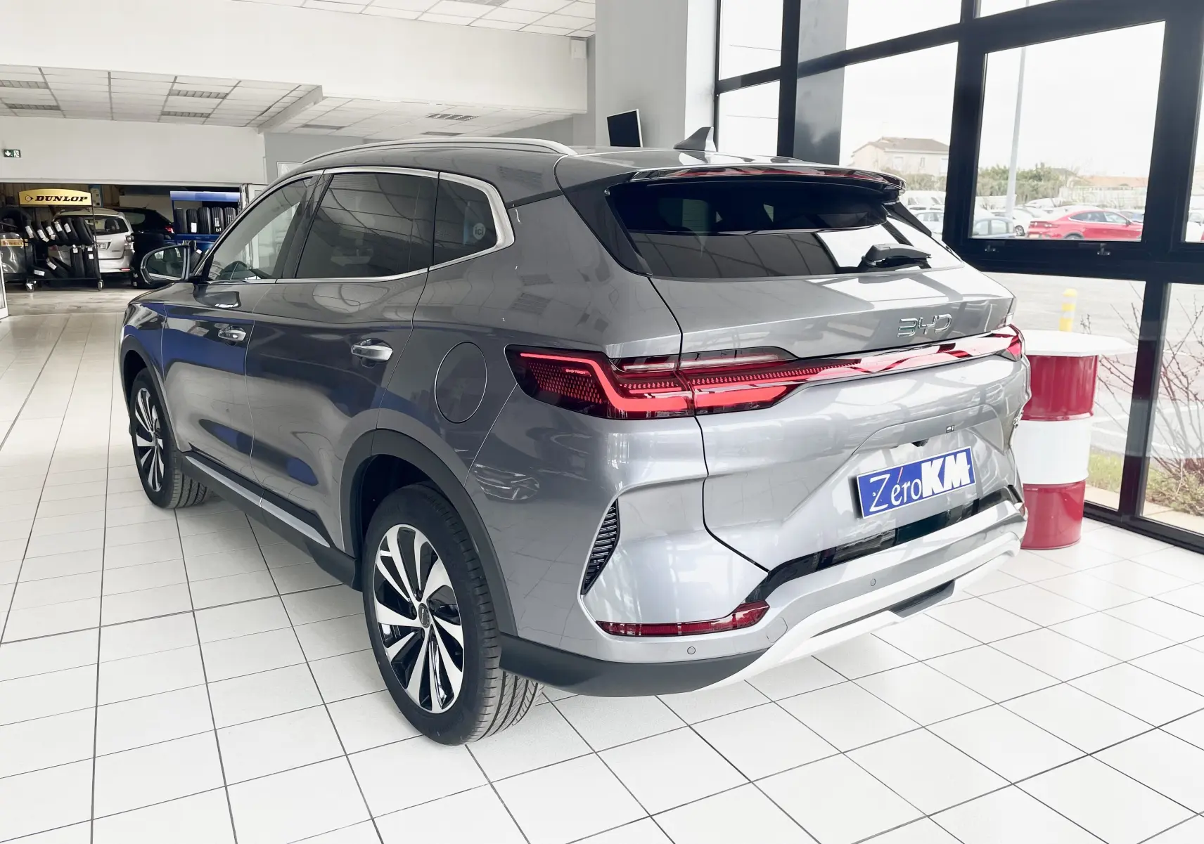 Vue 3/4 arrière droite du SUV BYD SEAL U TIME GREY avec feux LED, jantes alliage 19'' et toit ouvrant panoramique.