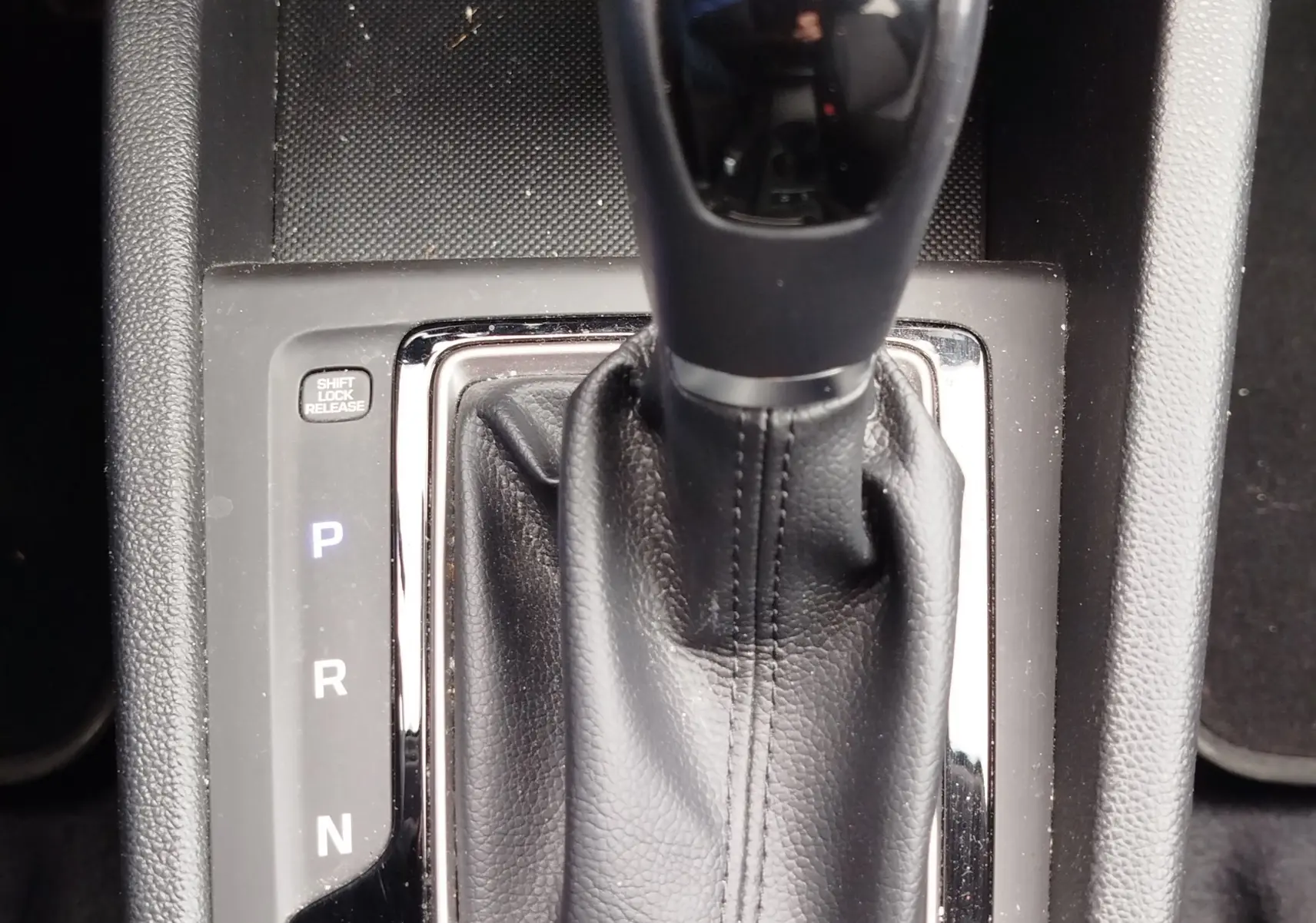Le levier de vitesse automatique noir de la Hyundai i20 2018, vue rapprochée sur la console centrale.