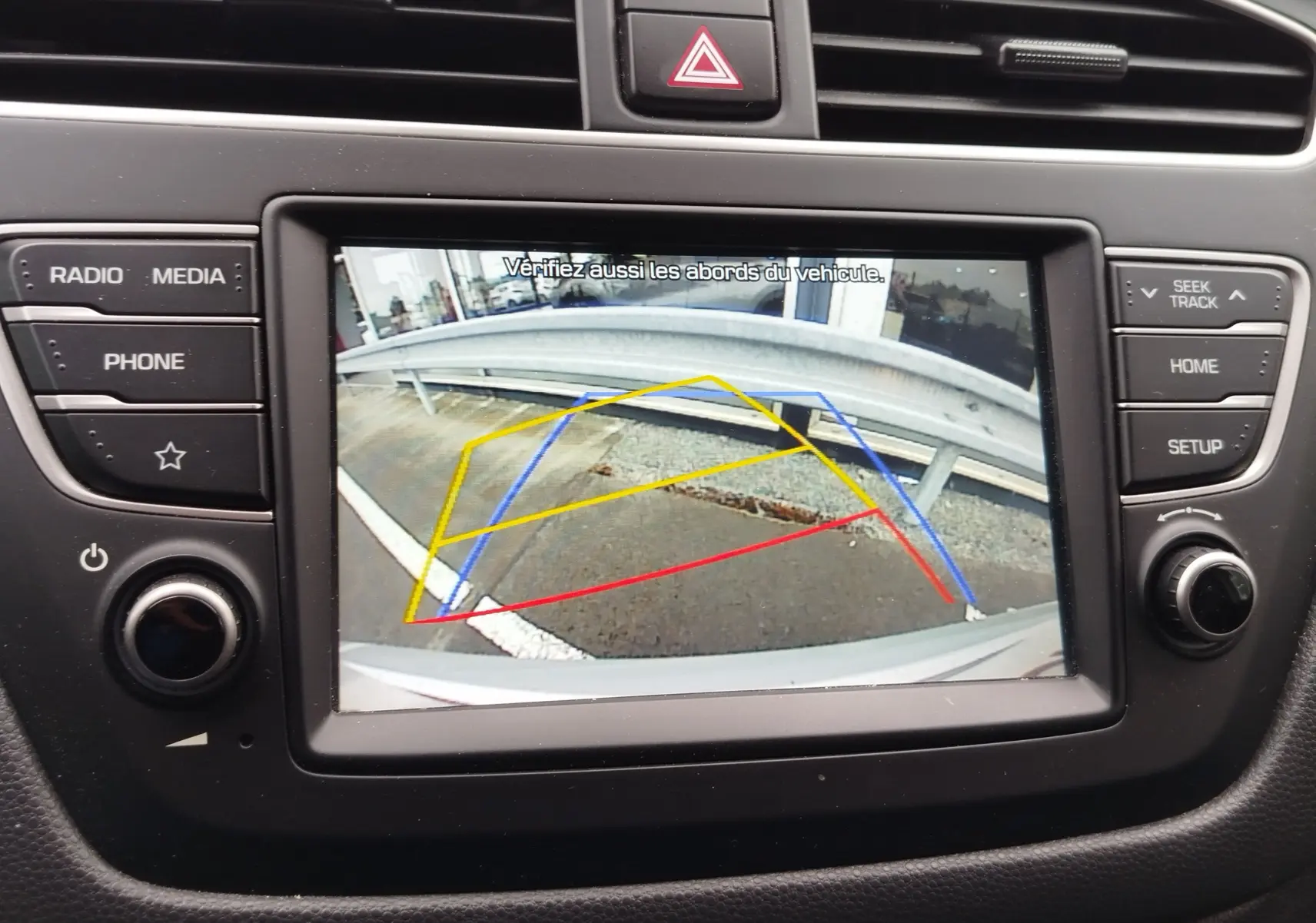 Écran central de la Hyundai i20 2018 en Sleek Silver Métal montrant la caméra de recul avec lignes de guidage colorées.