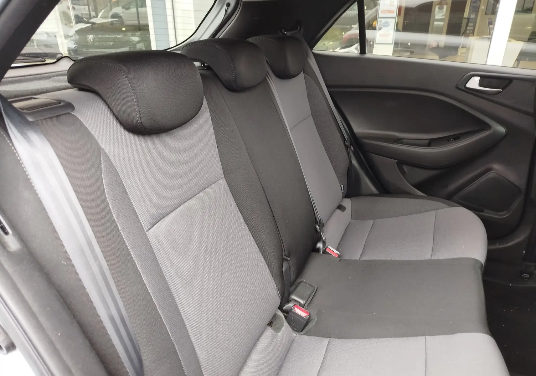 Vue intérieure côté droit des sièges arrière gris tissu de la Hyundai i20 2018 en Sleek Silver Métal.