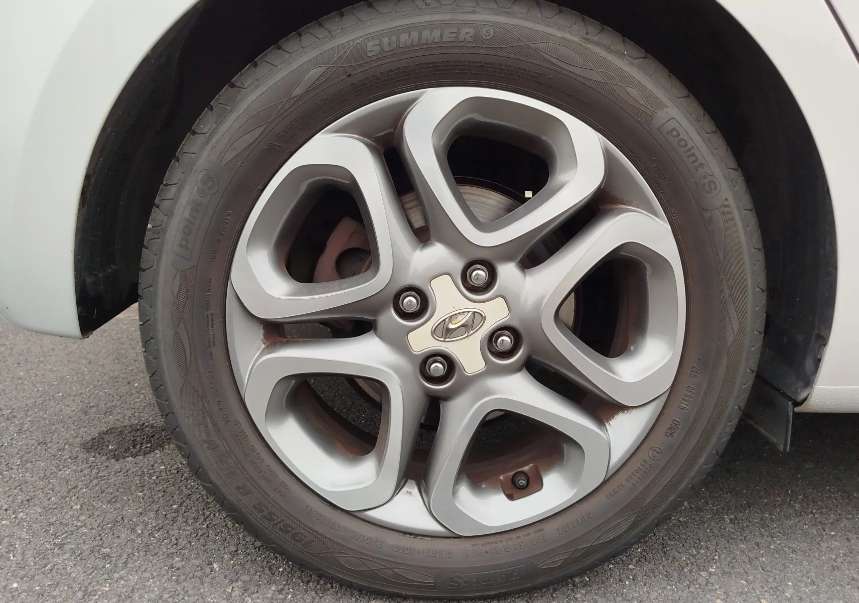 Gros plan sur la roue arrière droite d’une Hyundai i20 Sleek Silver Métal, montrant le pneu été et l’aile du véhicule.