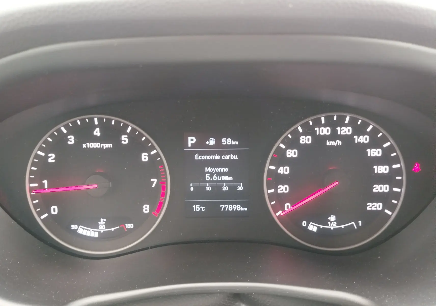 Vue rapprochée du tableau de bord de la Hyundai i20 2018, affichant compte-tours, vitesse et écran central numérique.