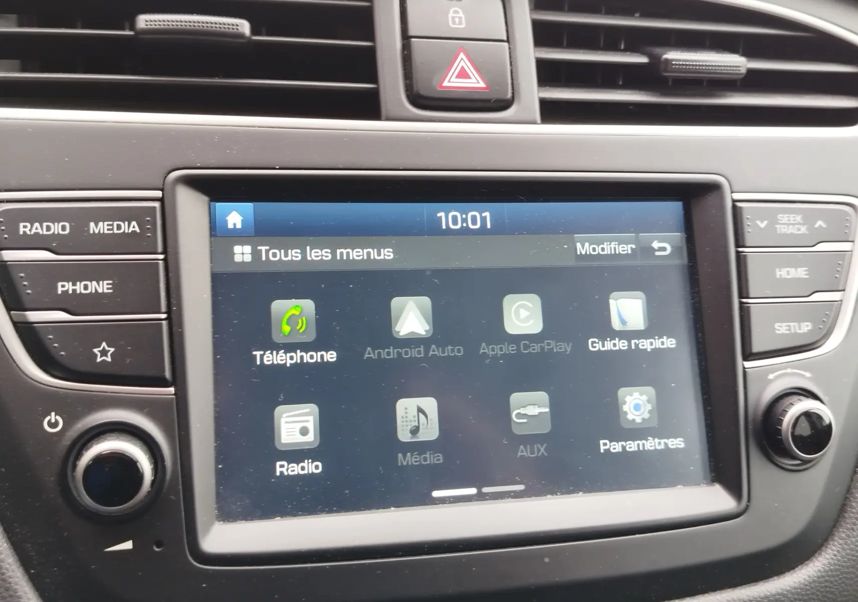 Vue rapprochée de l’écran tactile multimédia central de la Hyundai i20 2018 avec menu affichant téléphone, radio et paramètres.