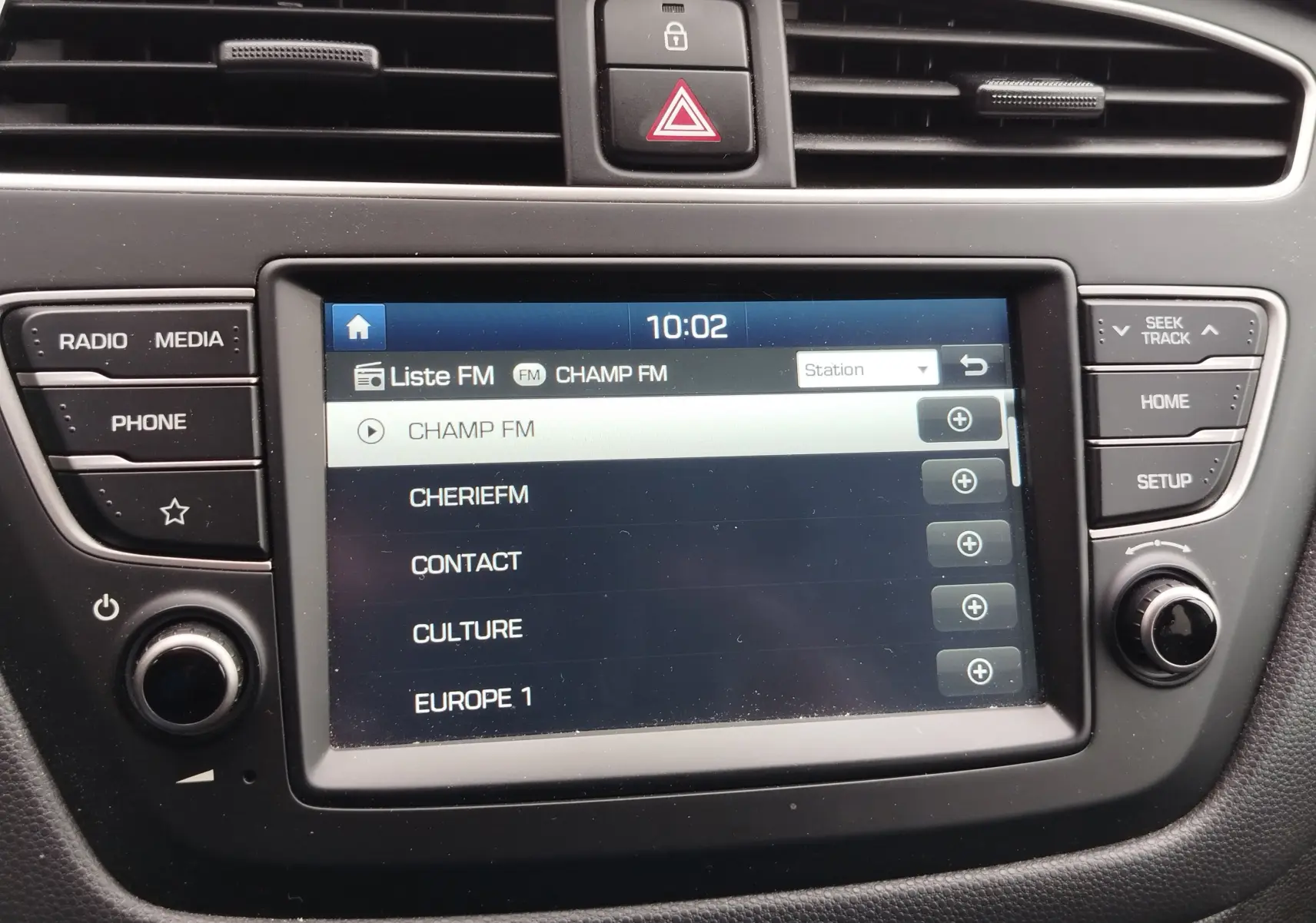 Vue rapprochée de l’écran multimédia central de la Hyundai i20 2018, affichant la liste des stations FM.