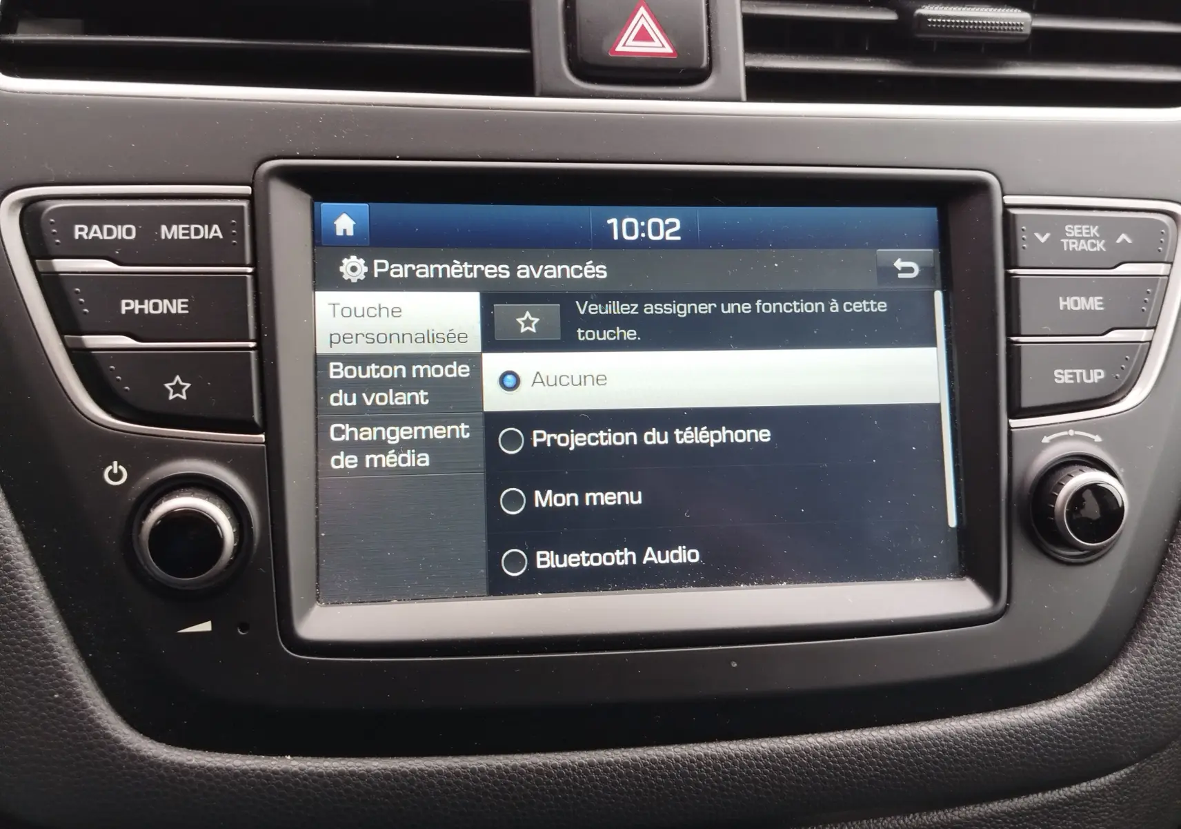 Vue rapprochée de l’écran central tactile de la Hyundai i20 2018, affichant les paramètres avancés du système multimédia.