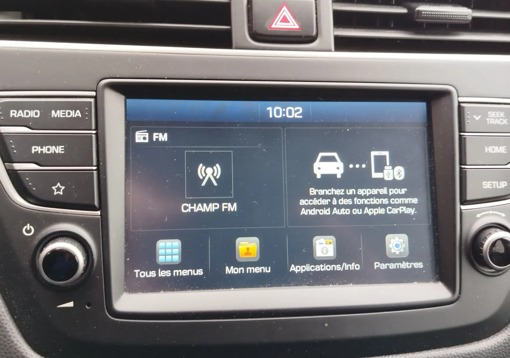 Vue rapprochée de l’écran tactile central du tableau de bord de la Hyundai i20 2018 en Sleek Silver Métal.