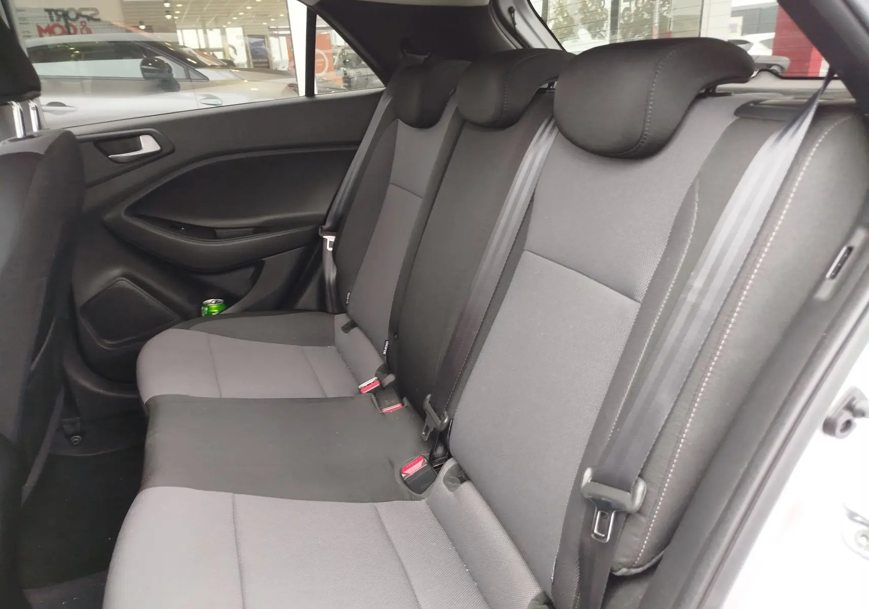Vue intérieure côté droit des sièges arrière en tissu gris et noir de la Hyundai i20 2018 Sleek Silver Métal.