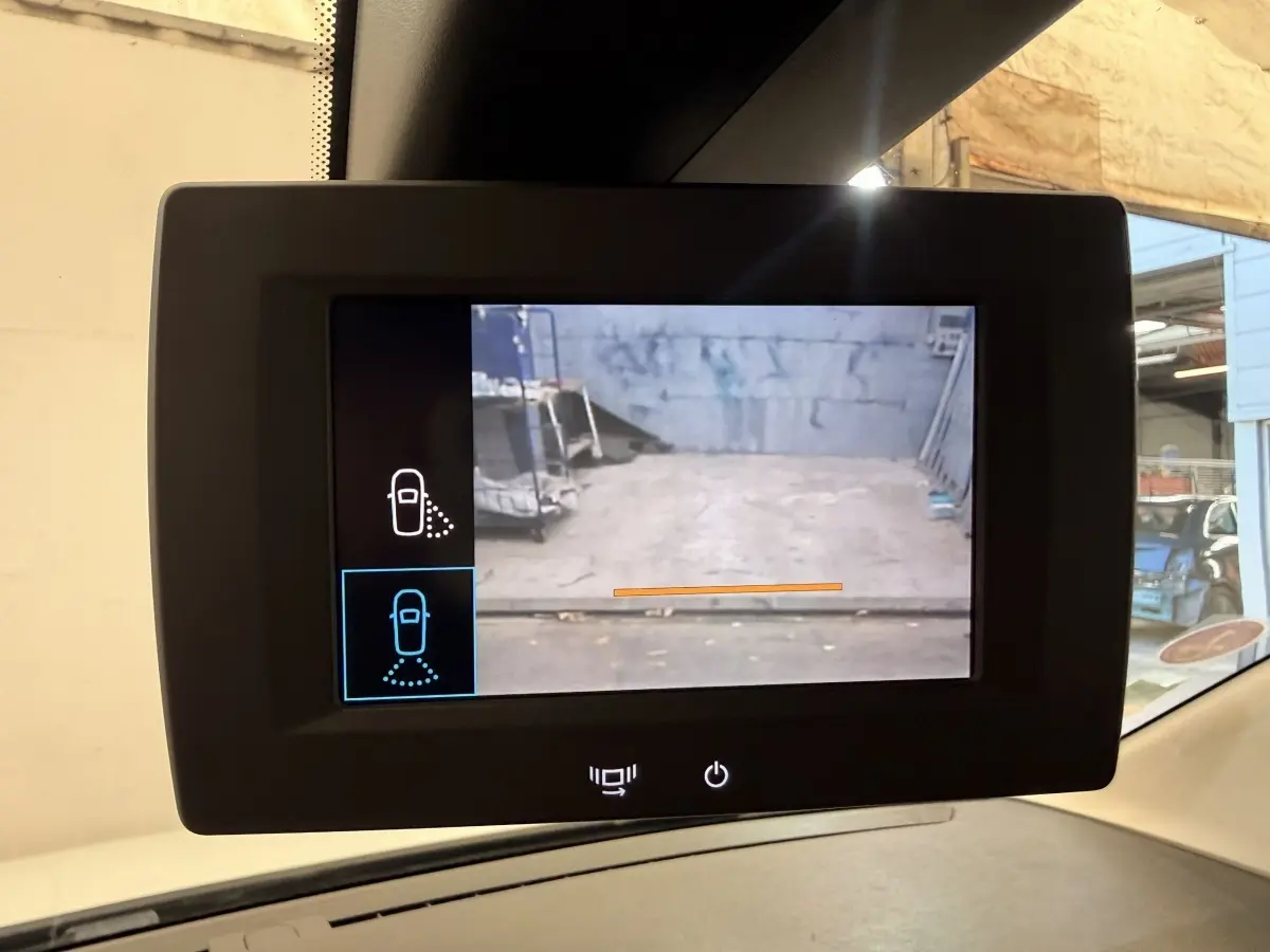 Écran intérieur du Citroën Berlingo blanc 2022 montrant l'aide au stationnement arrière avec vue caméra.