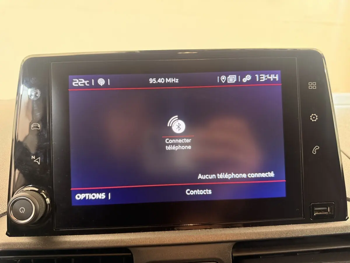 Écran tactile central du Citroën Berlingo blanc, affichant la connexion Bluetooth au téléphone, vue de face.