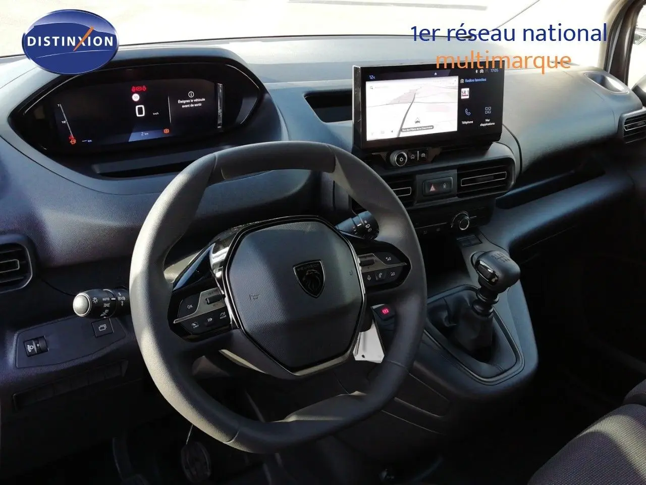 Vue intérieure du tableau de bord du Peugeot Partner 2026, avec volant multifonction et écran tactile central.