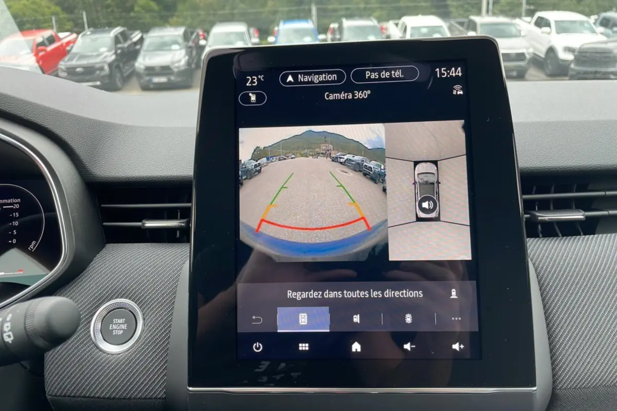 Vue intérieure sur l'écran tactile central montrant la caméra 360° d'une Renault Clio V E-Tech 145 Esprit Alpine gris schiste.