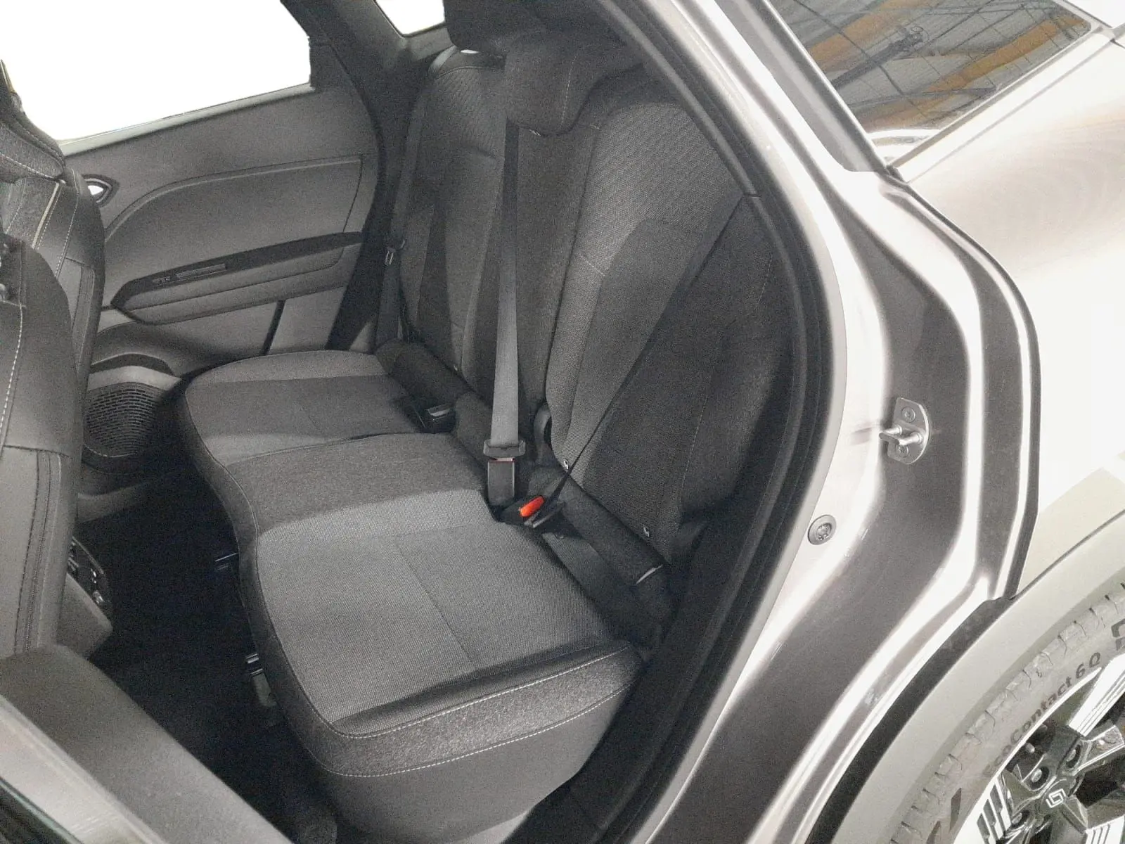 Vue intérieure côté droit sur la banquette arrière gris foncé du Renault Symbioz E-Tech Full Hybrid 145 Techno 2025.