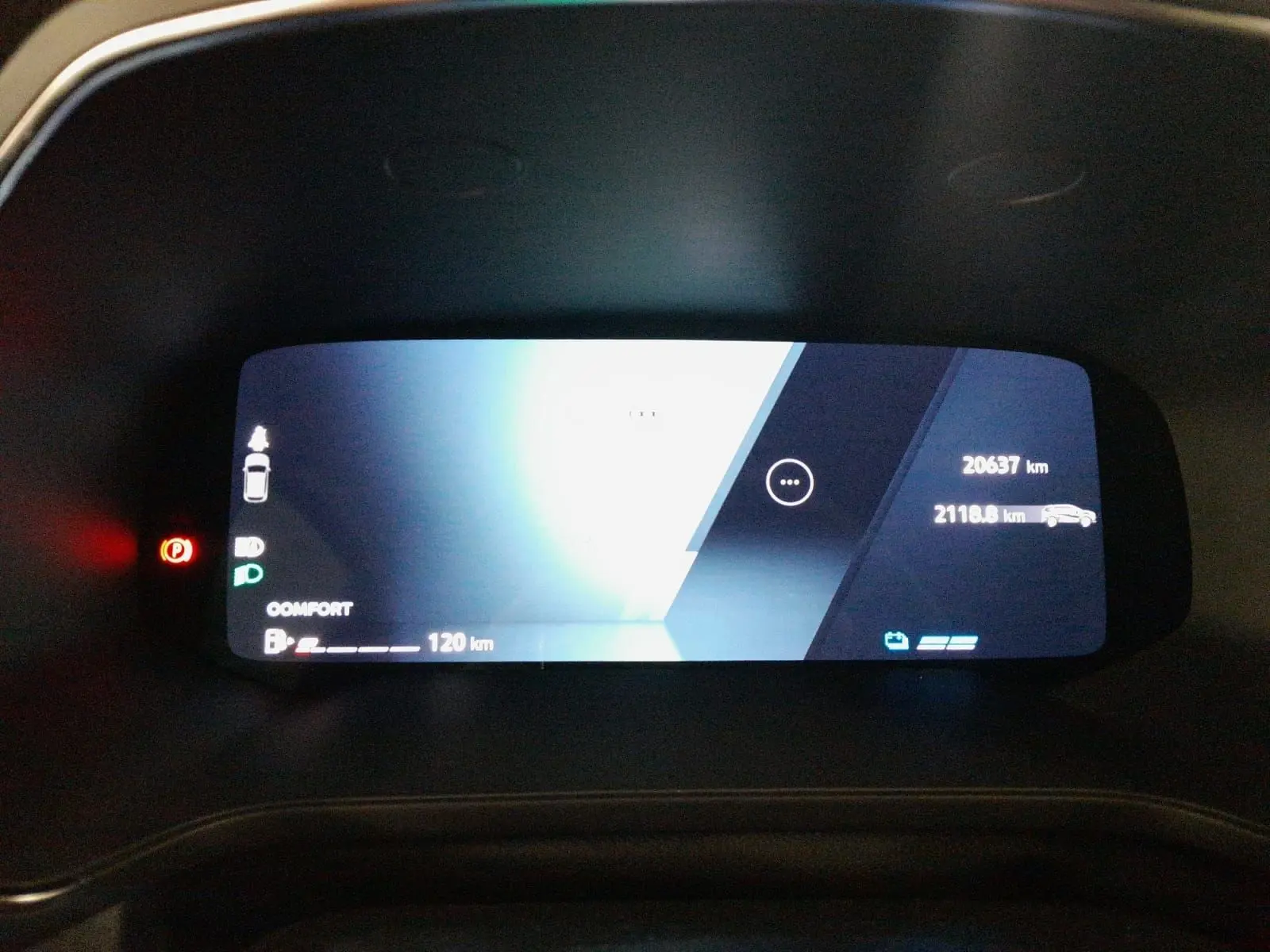 Tableau de bord numérique 10 pouces du Renault Symbioz, affichage de l'odomètre et mode confort visible.