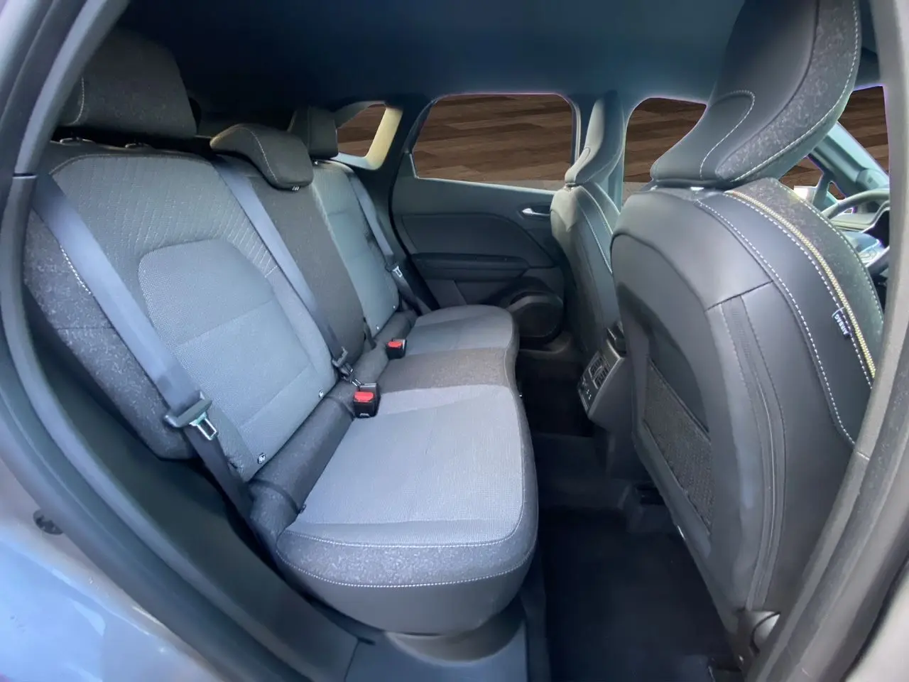 Vue intérieure côté droit des sièges arrière gris de la Renault Symbioz E-Tech Full Hybrid 145 Techno 2025.