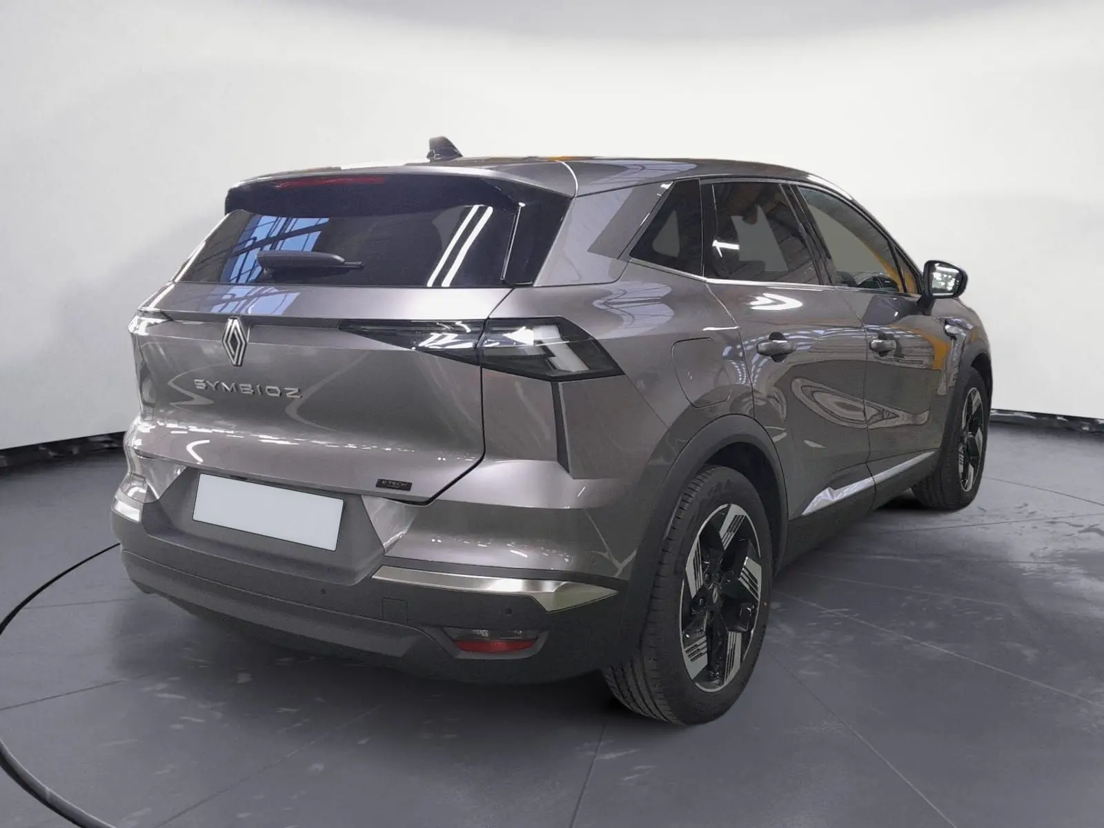 Vue 3/4 arrière droite du Renault Symbioz gris Casiopee avec feux arrière en signature lumineuse Y et jantes alliage 18 pouces.