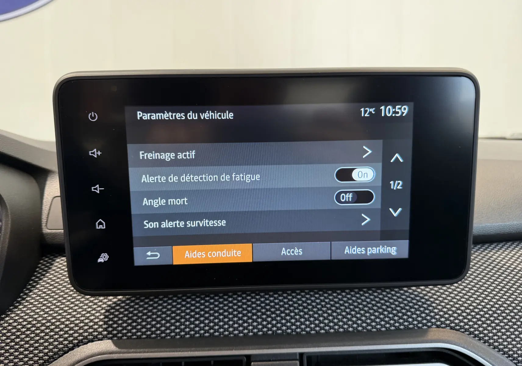 Écran tactile central de la Dacia Sandero 2025 affichant les paramètres d’aides à la conduite, avec interface moderne et boutons tactiles.