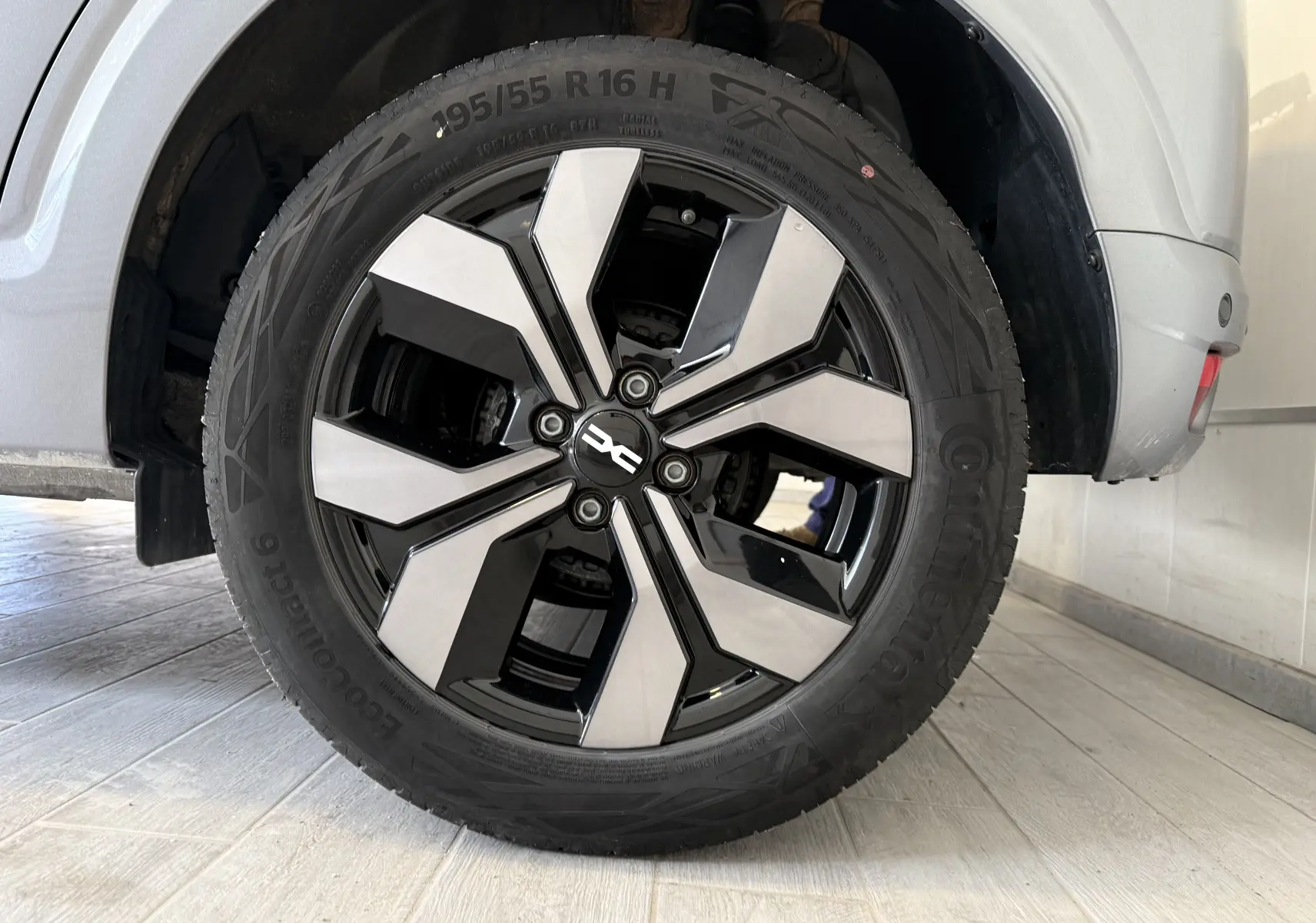 Gros plan sur la roue avant droite gris métallisé d'une Dacia Sandero 2025 avec jante alliage noire et argentée.
