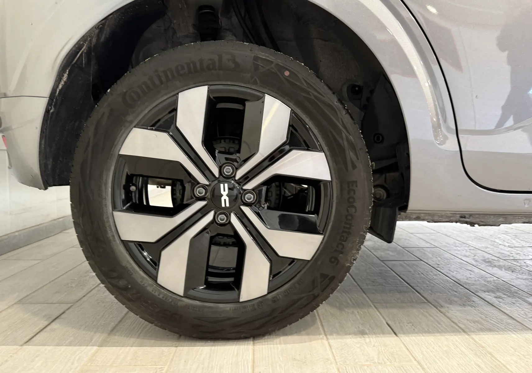 Gros plan sur la roue avant droite avec jante alliage bicolore du Dacia Sandero gris 2025, version 1.0 TCe 90ch Journey.