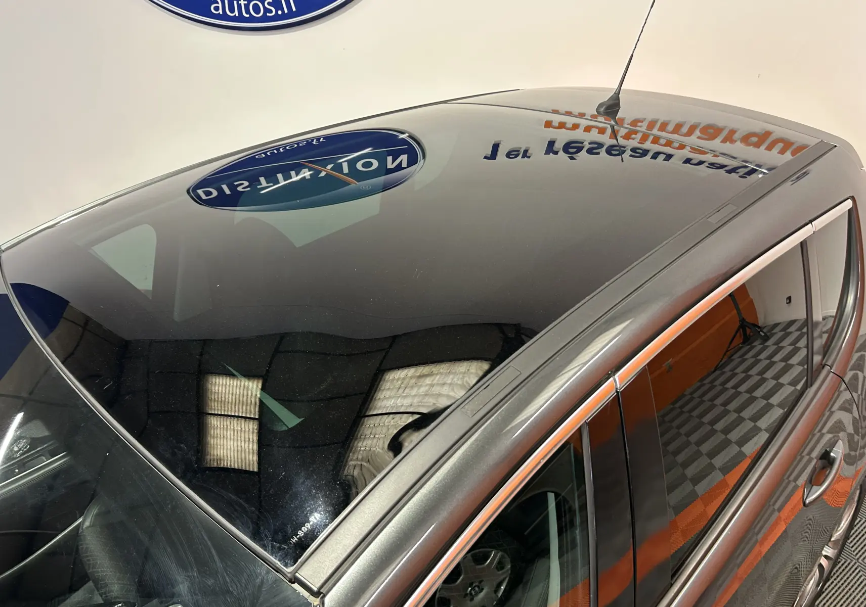 Vue plongeante sur le toit panoramique et la partie droite grise du Peugeot 3008 Phase 2 avec antenne et vitres teintées.