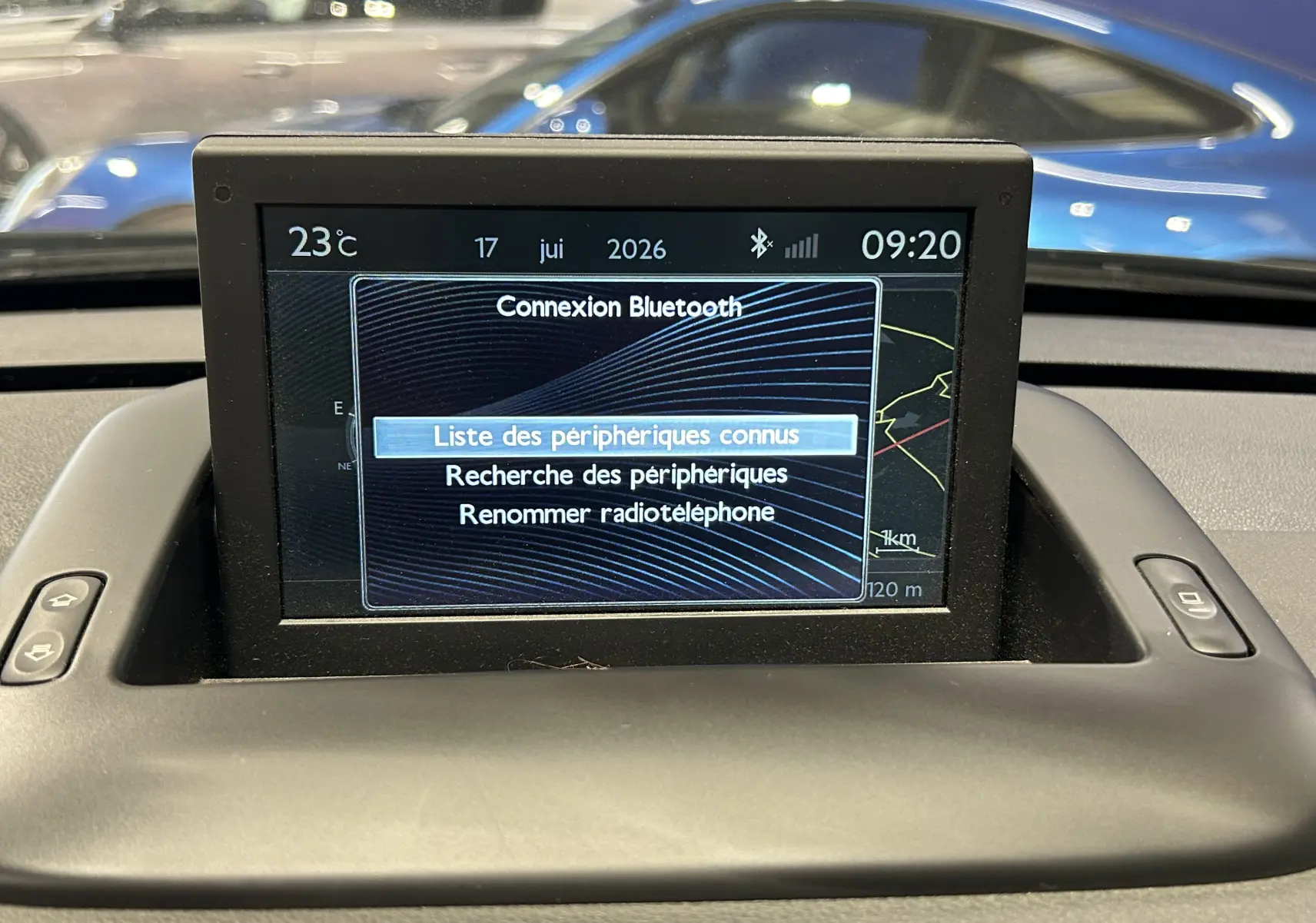 Écran central du tableau de bord du Peugeot 3008 gris, affichant le menu de connexion Bluetooth en intérieur.