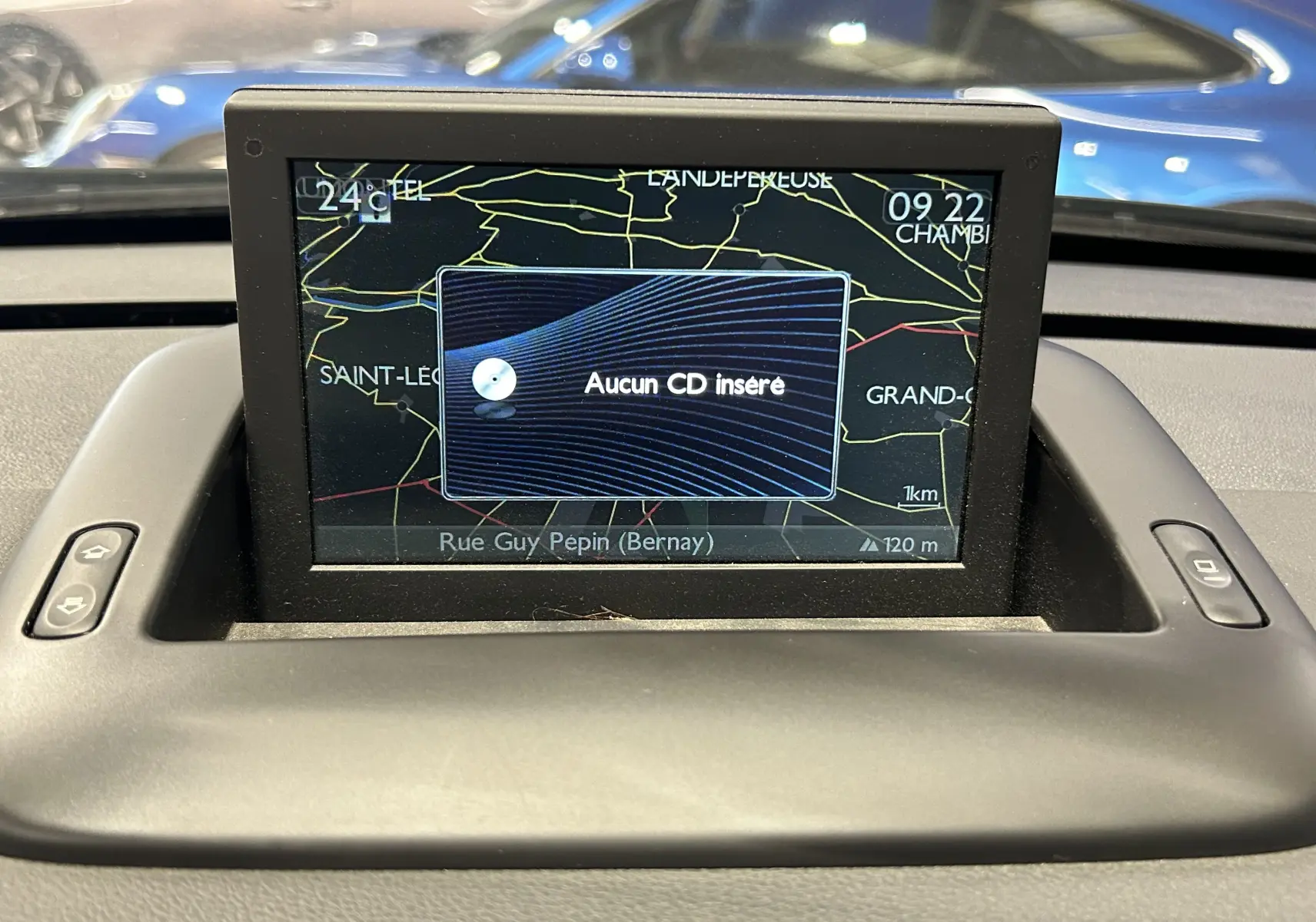 Écran de navigation central du Peugeot 3008 gris, affichant la carte et le message "Aucun CD inséré".