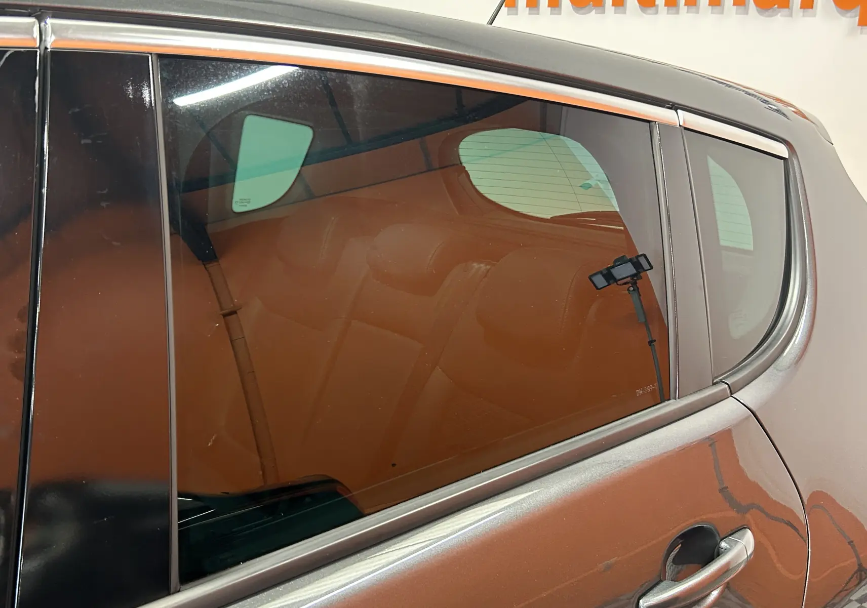 Vue latérale droite sur la porte arrière d’un Peugeot 3008 gris avec vitres teintées et poignée chromée.