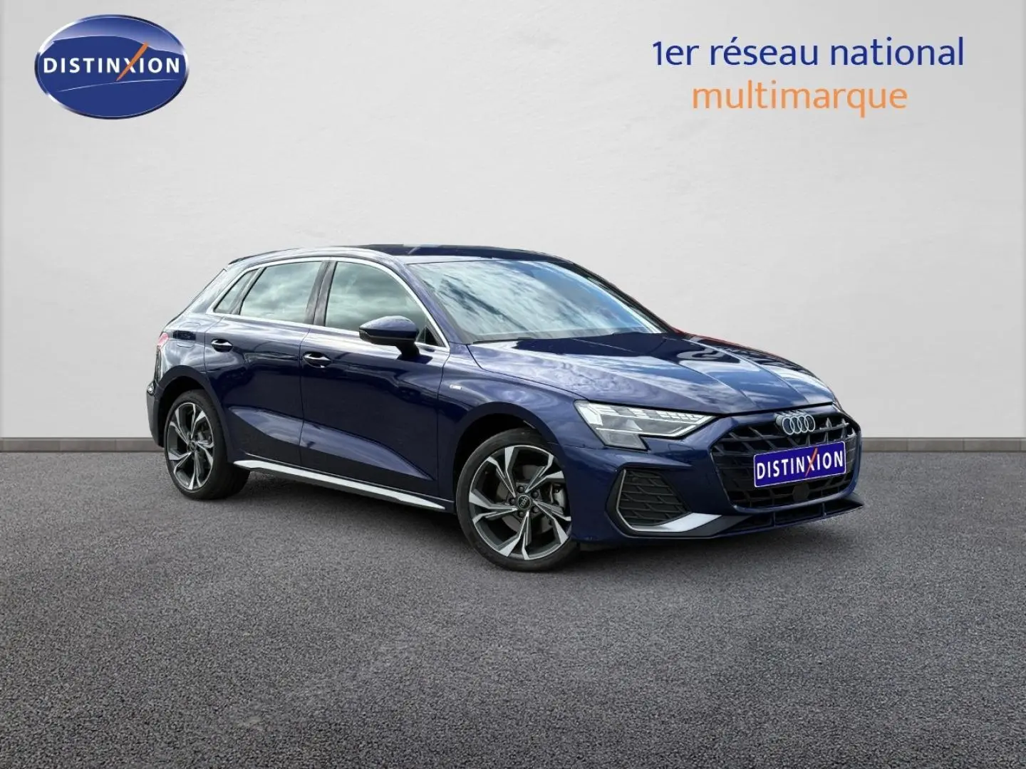 Audi A3 Sportback bleu Navarre métallisé en 3/4 avant droit, avec jantes alliage et calandre noire S line.