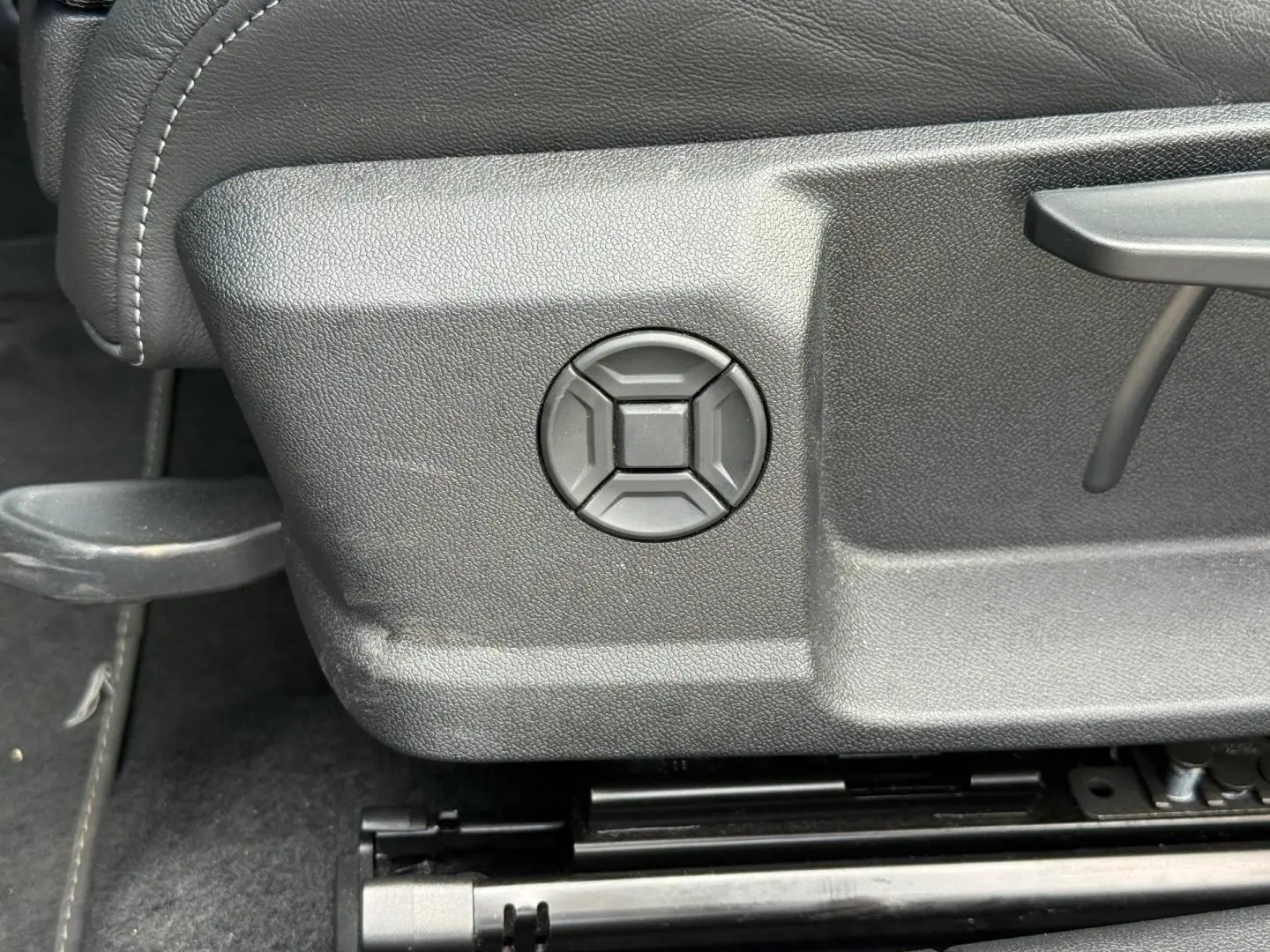 Détail du réglage manuel du siège avant droit en plastique noir sur Audi A3 Sportback 1.5 TFSI e 2025.
