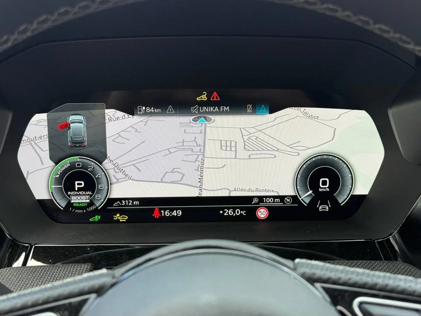 Tableau de bord numérique de l'Audi A3 Sportback 2025 affichant la navigation et les compteurs digitaux.