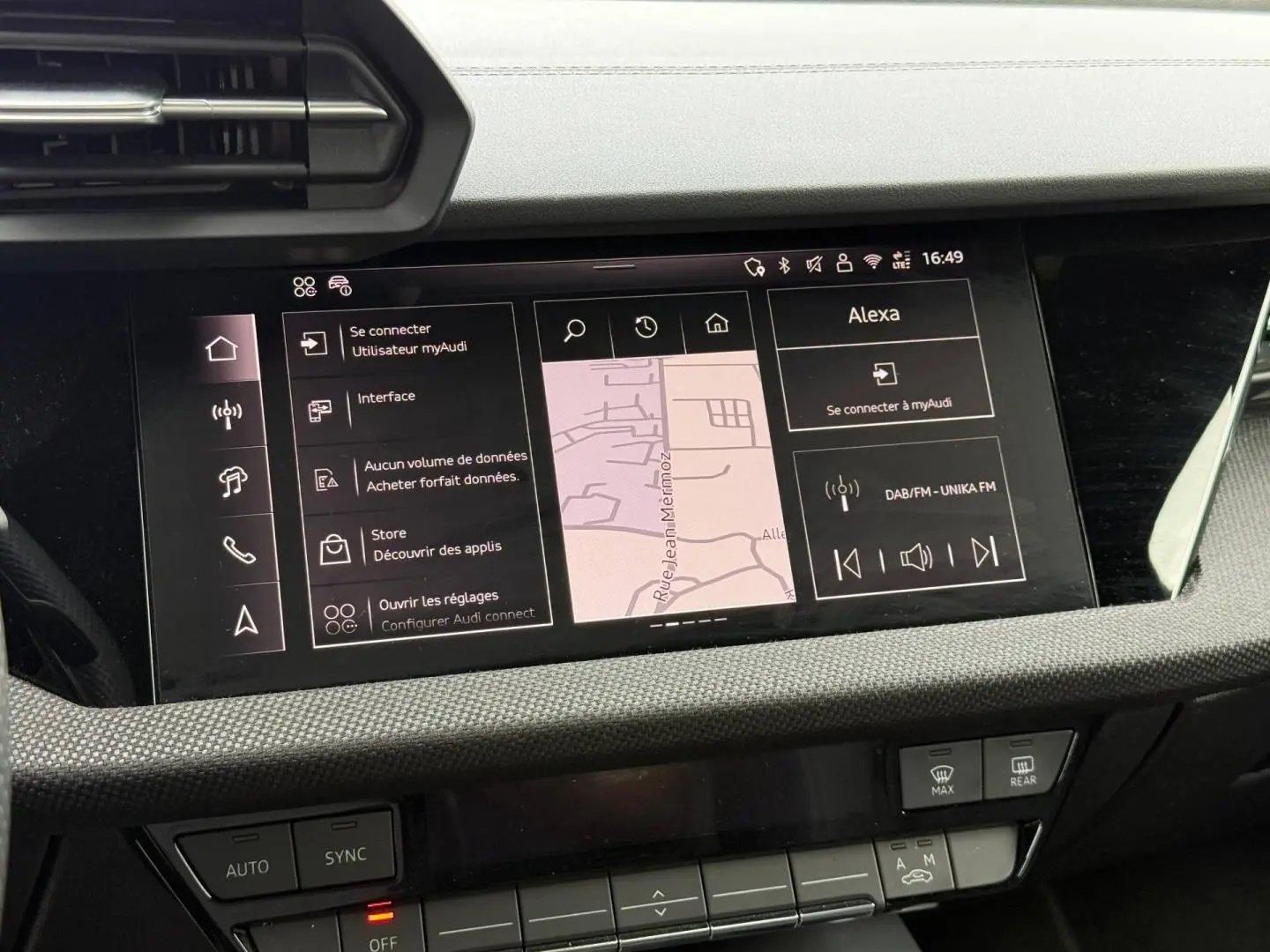Écran tactile central de l’Audi A3 Sportback 2025, affichant navigation et commandes multimédia, intérieur noir texturé.