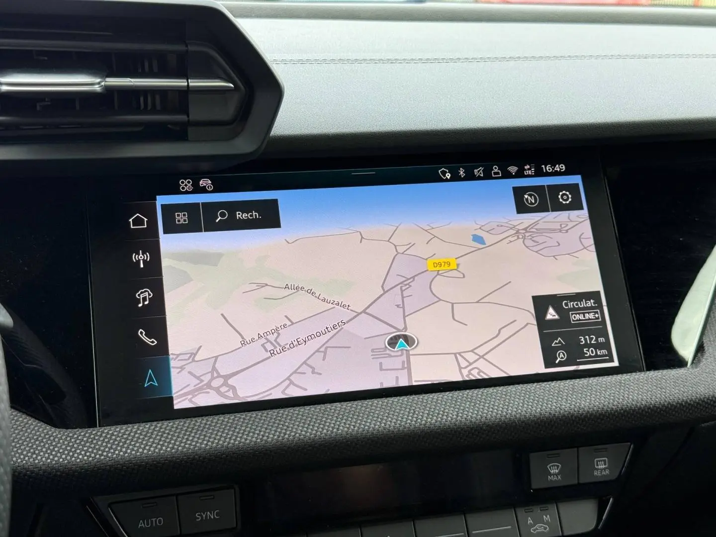 Écran tactile central du tableau de bord de l'Audi A3 Sportback 2025 affichant la navigation GPS.