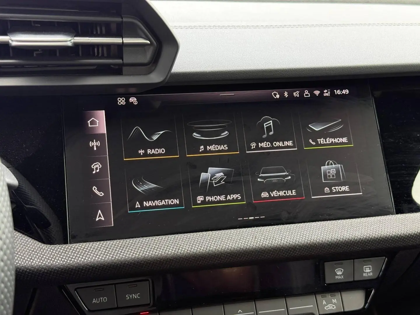 Écran tactile central de l'Audi A3 Sportback 2025 en vue rapprochée, avec interface multimédia affichée.