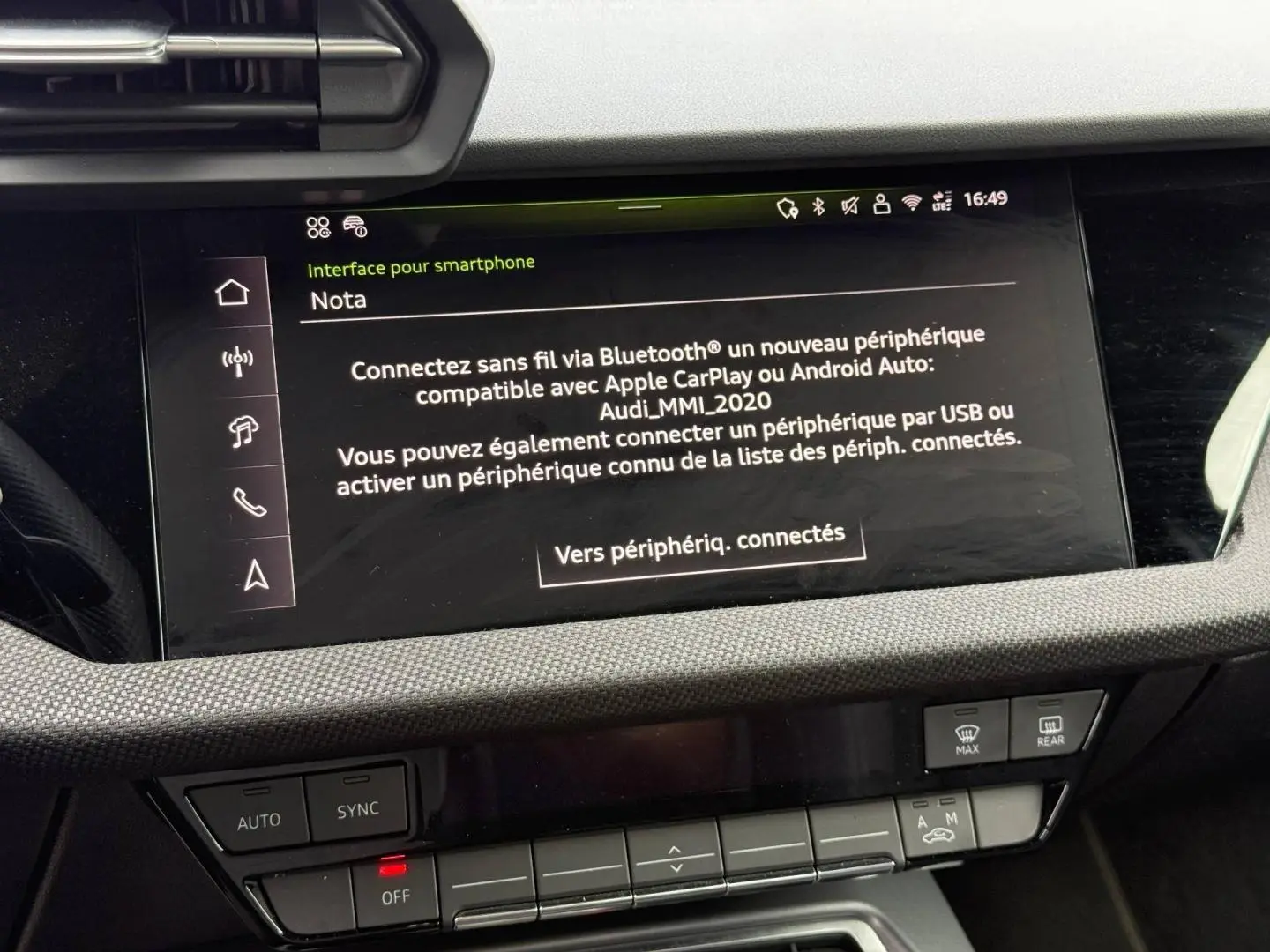 Écran tactile central affichant l'interface smartphone dans l'habitacle de l'Audi A3 Sportback 2025.