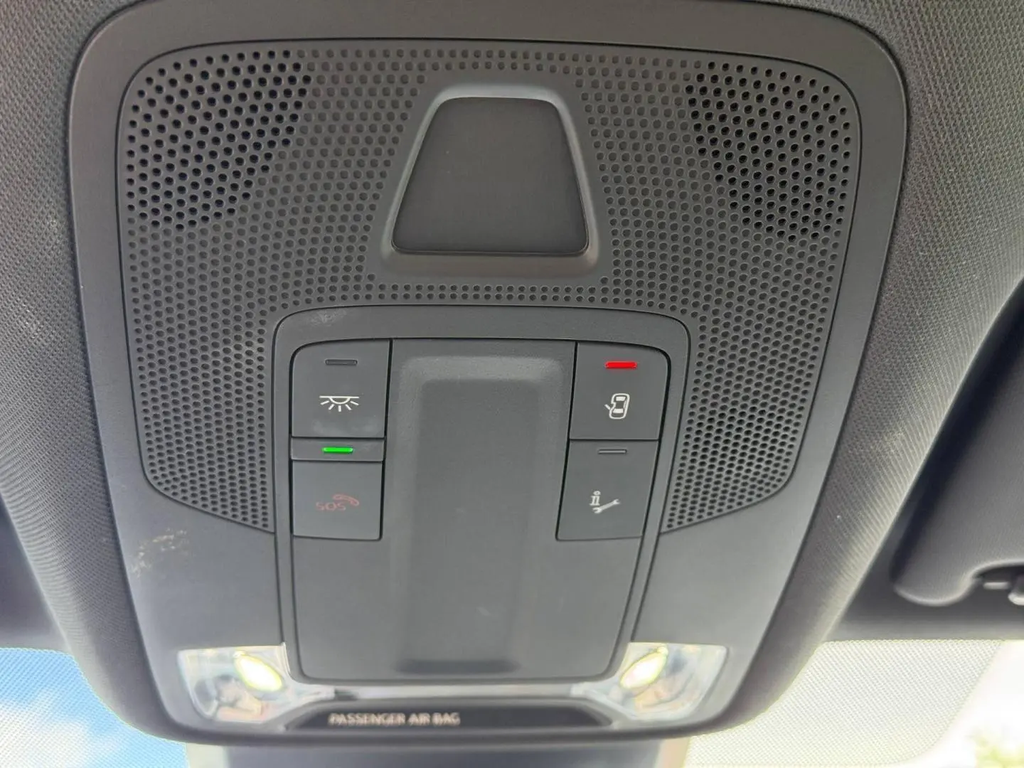 Vue intérieure du plafonnier avec commandes d'éclairage et d'assistance sur Audi A3 Sportback Bleu Navarre 2025.