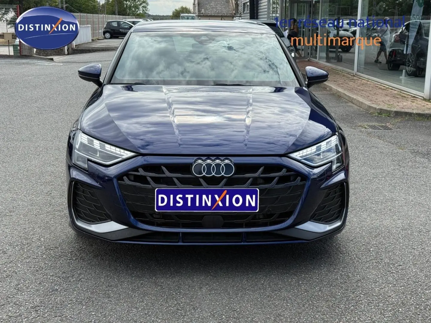 Vue frontale d'une Audi A3 Sportback 2025 bleu Navarre métallisé avec calandre noire et phares LED distinctifs.