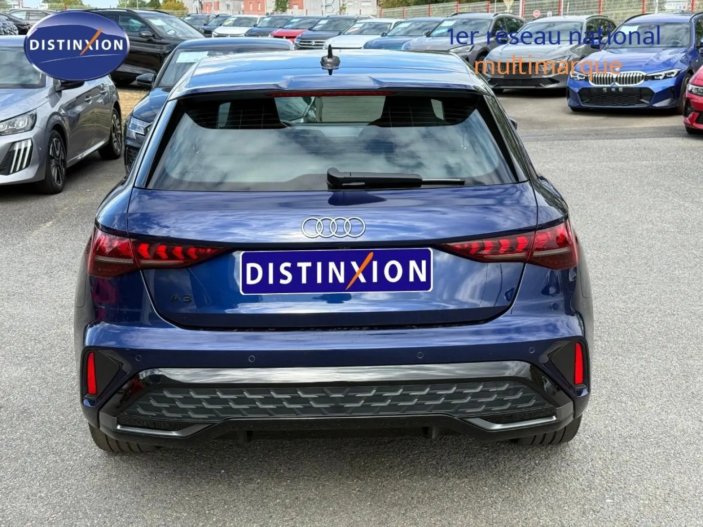 Vue arrière d'une Audi A3 Sportback 2025 bleu Navarre métallisé avec feux arrière LED et diffuseur noir.