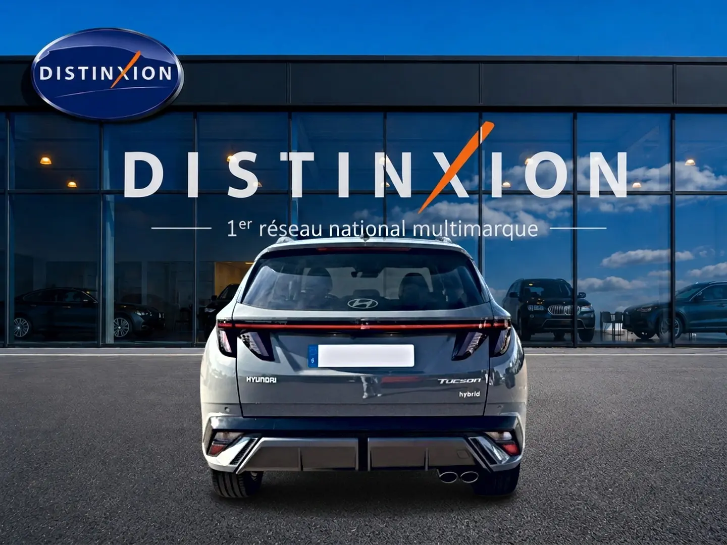 Vue arrière du Hyundai Tucson gris shadow 2026 avec feux arrière LED et double sortie d’échappement visible.