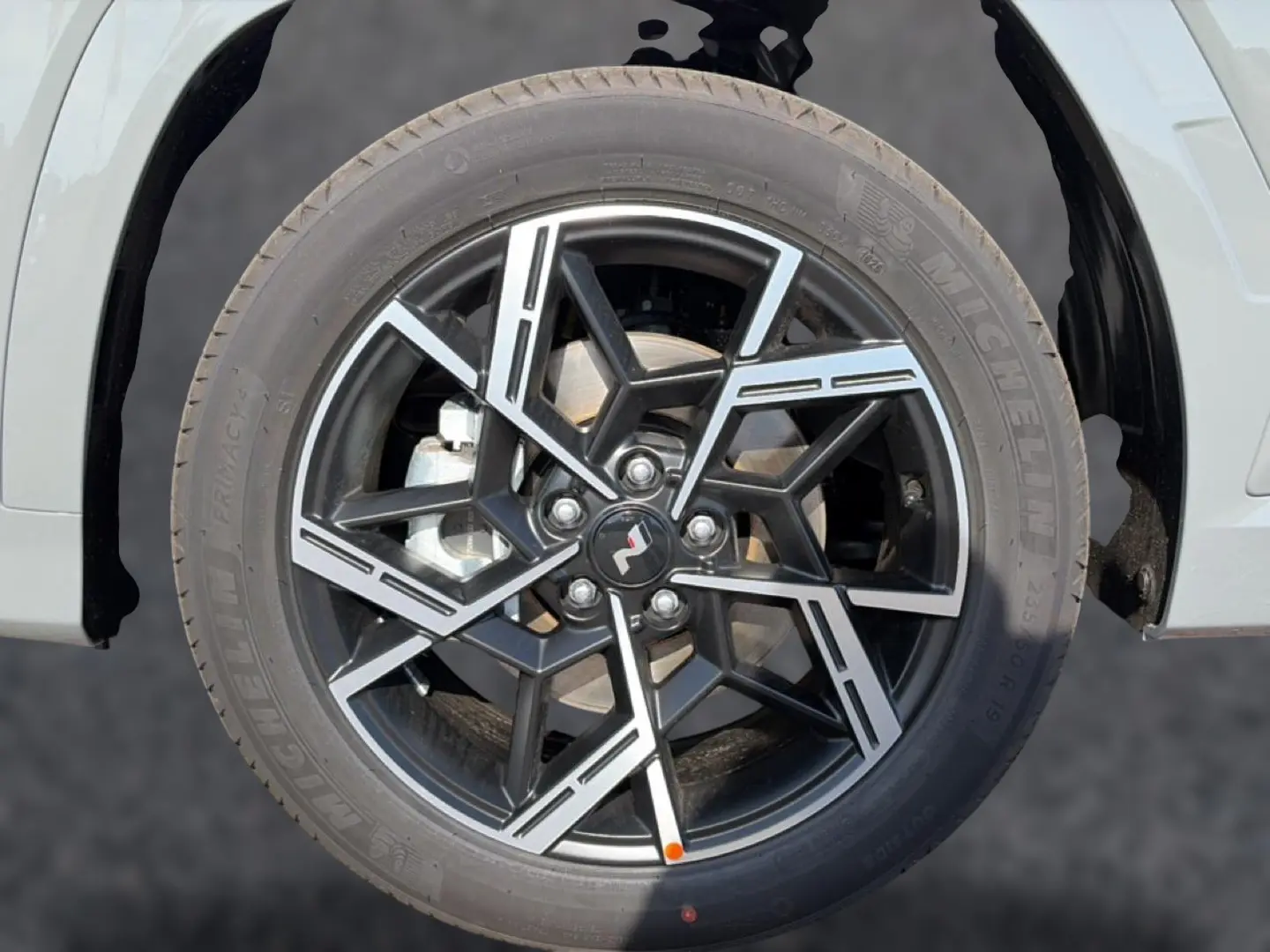 Gros plan sur la jante alu noire et argentée du côté avant droit du Hyundai Tucson gris shadow 2026 N Line Executive.