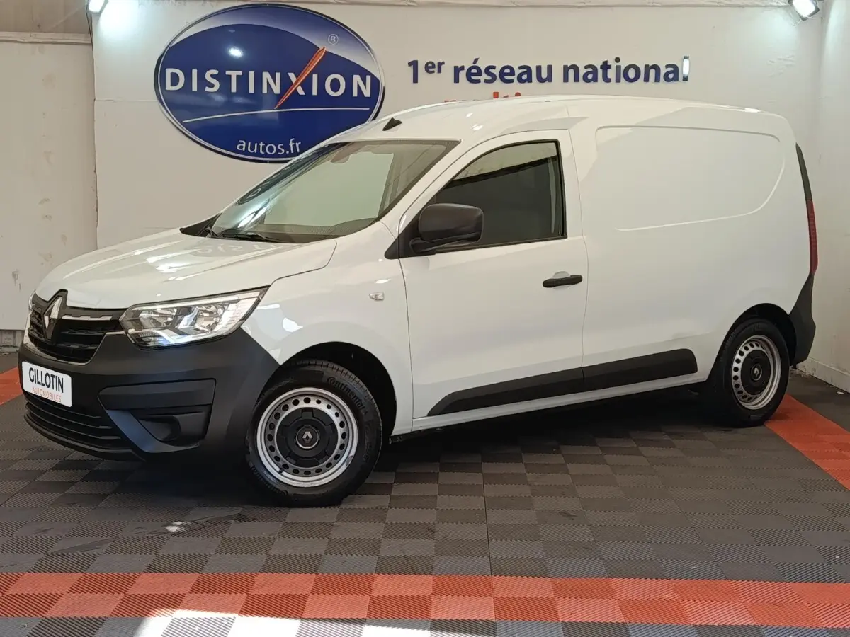 Renault Express blanc en vue de profil côté gauche, fourgon utilitaire avec jantes acier et pare-chocs noirs.