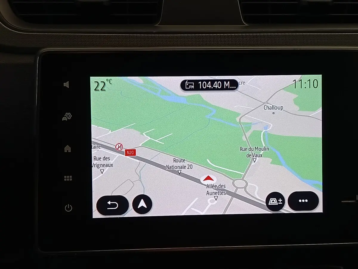 Écran tactile du système de navigation du Renault Express 2023 affichant une carte routière en intérieur.