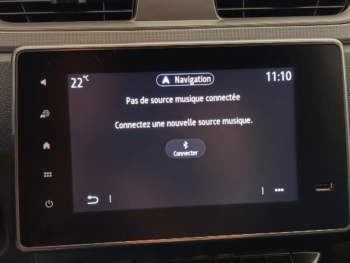Écran tactile central de la Renault Express blanc, affichant le menu de connexion Bluetooth à la source musique.