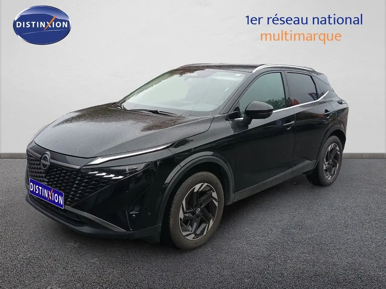 Nissan Qashqai e-POWER 2025 noir Kuro Metal en 3/4 avant droit, avec calandre et phares LED distinctifs.