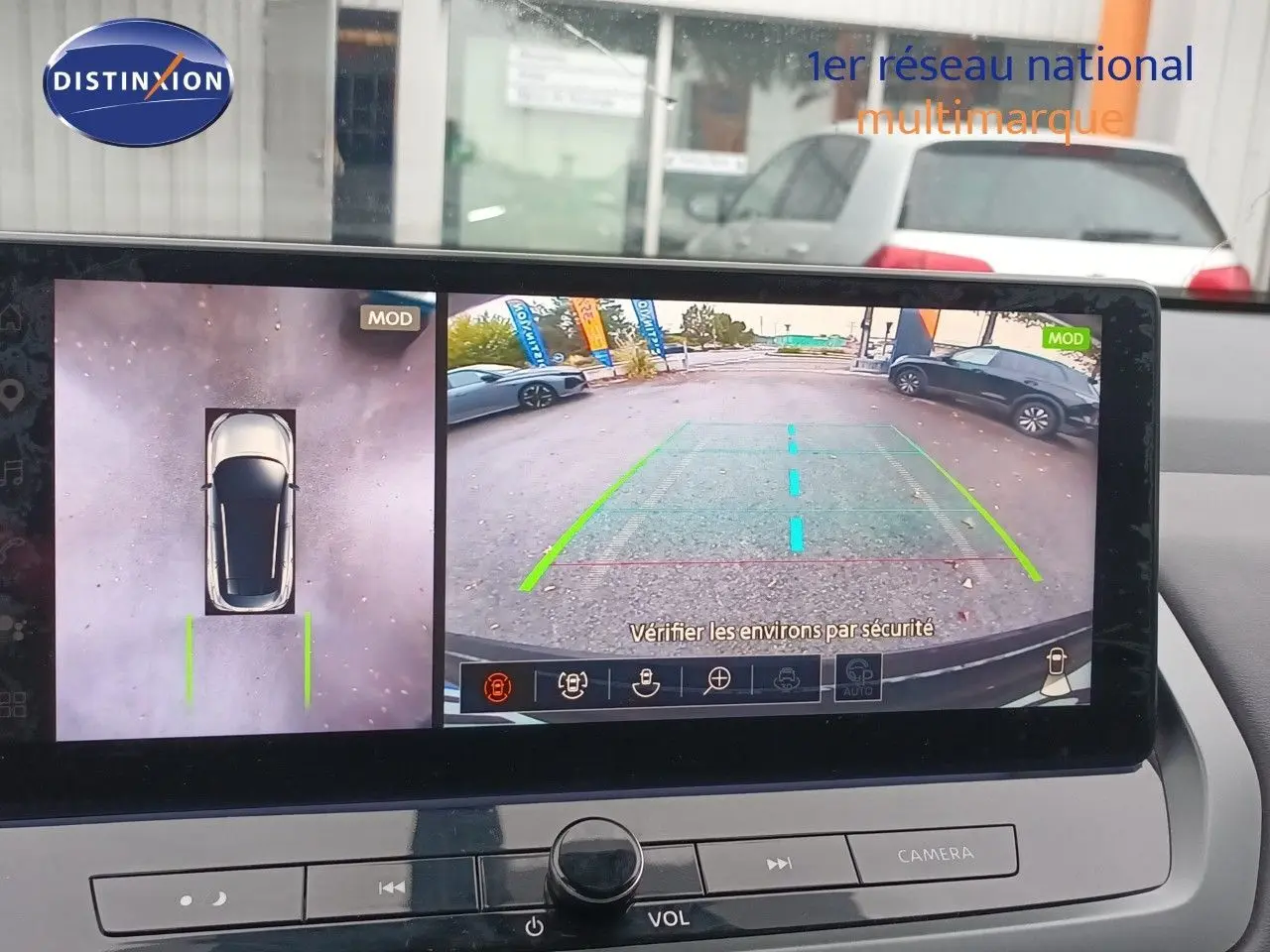 Vue intérieure de l'écran multimédia du Nissan Qashqai 2025 noir, affichant la caméra de recul et la vue 360° du véhicule.